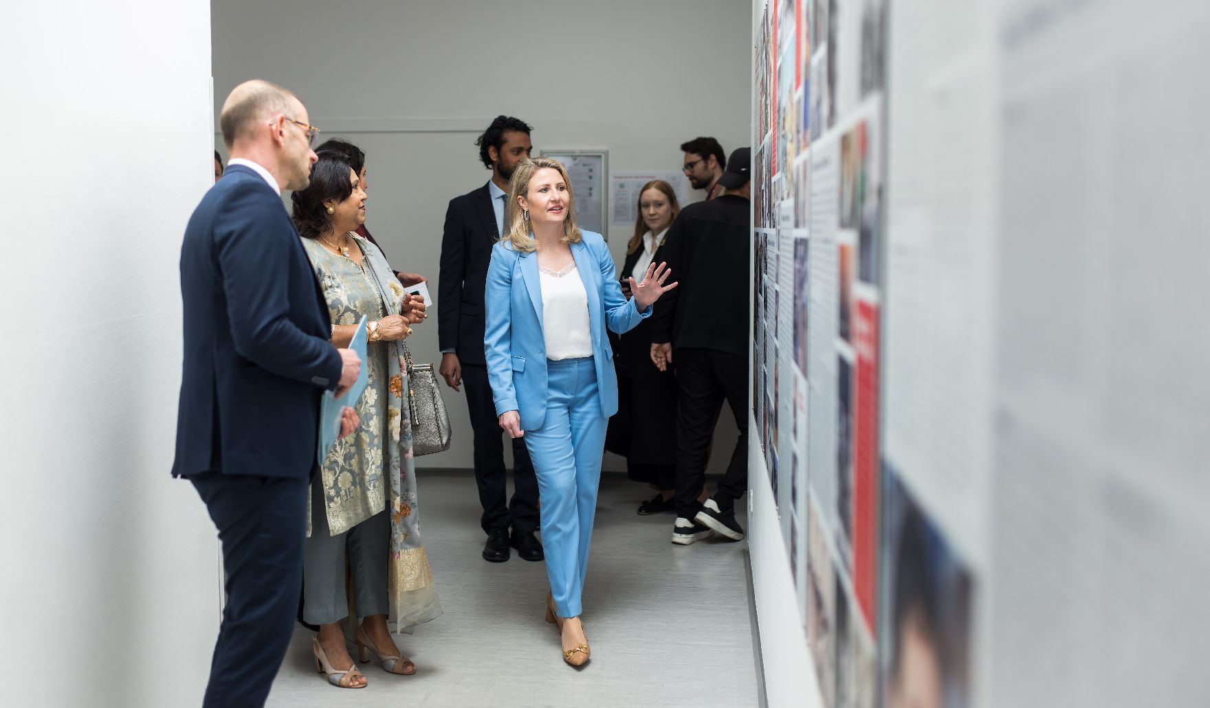 Am 17. April 2023 empfing Bundesministerin Susanne Raab (m.) die UN-Sonderbeauftragte Pramila Patten (2.v.l.) zu einem Gespräch. Im Bild beim anschließenden Besuch des ÖIF-Frauenzentrums.