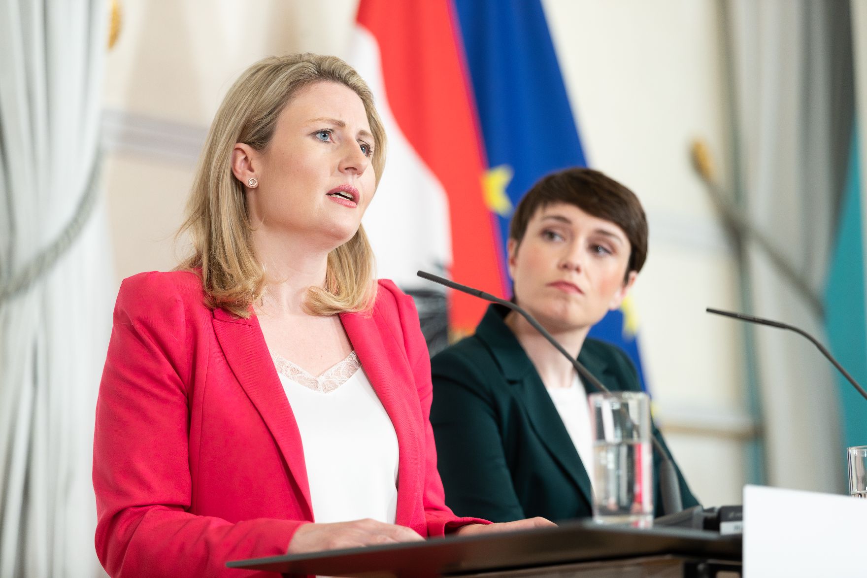 Am 26. April 2023 nahmen Bundesministerin Susanne Raab (l.) und Klubobfrau Sigrid Maurer (r.) an einer Pressekonferenz zum Thema ORF teil.
