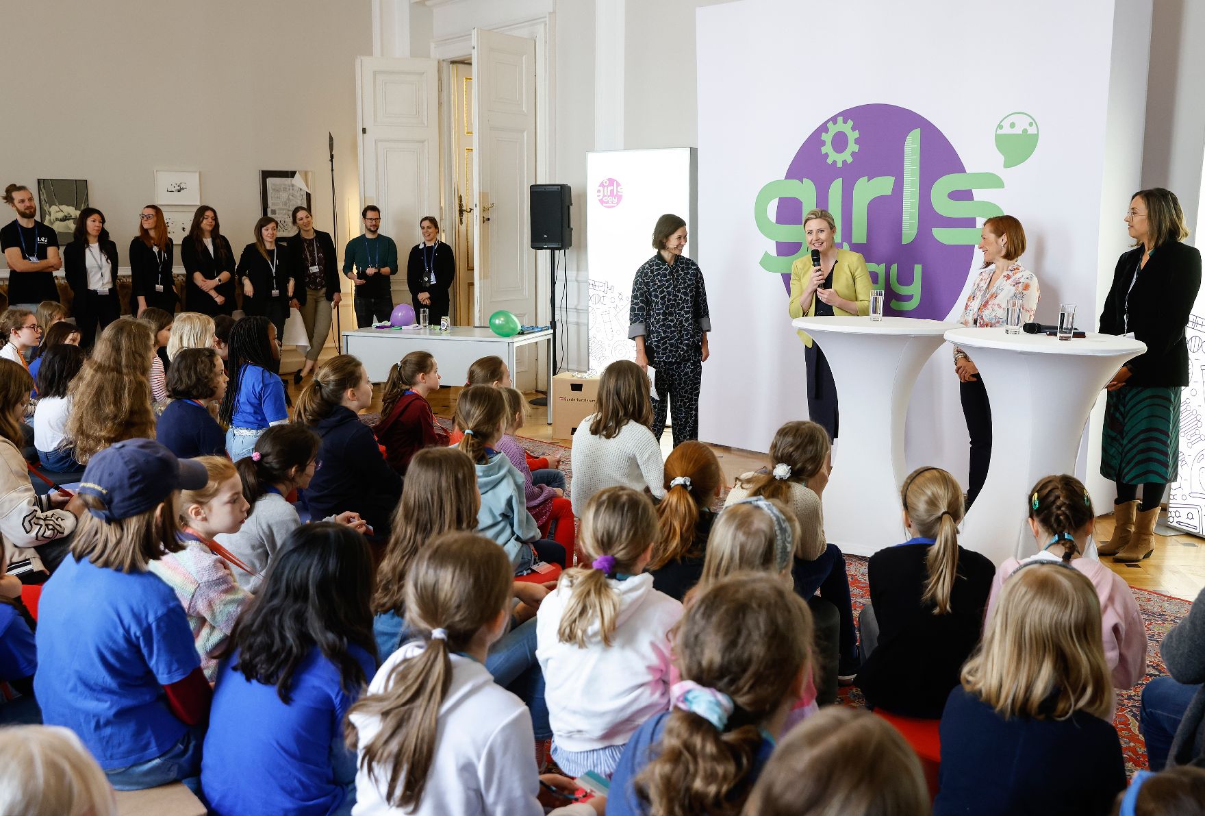 Am 27. April 2023 fand der Girls' Day im Bundeskanzleramt statt. Im Bild Bundesministerin Susanne Raab.