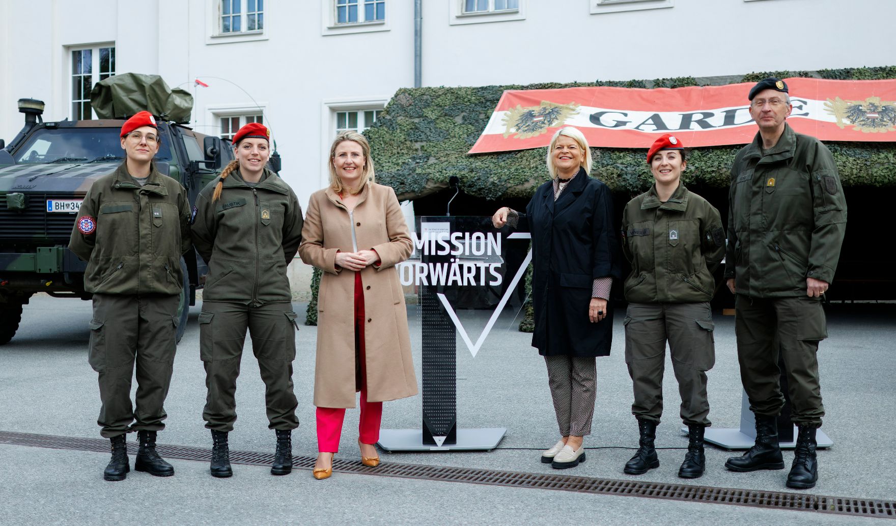 Am 26. April 2023 besuchte Bundesministerin Susanne Raab (3.v.l.) gemeinsam Bundesministerin Klaudia Tanner (4.v.l.) im Zuge des Girls‘ Day die Maria-Theresien-Kaserne.