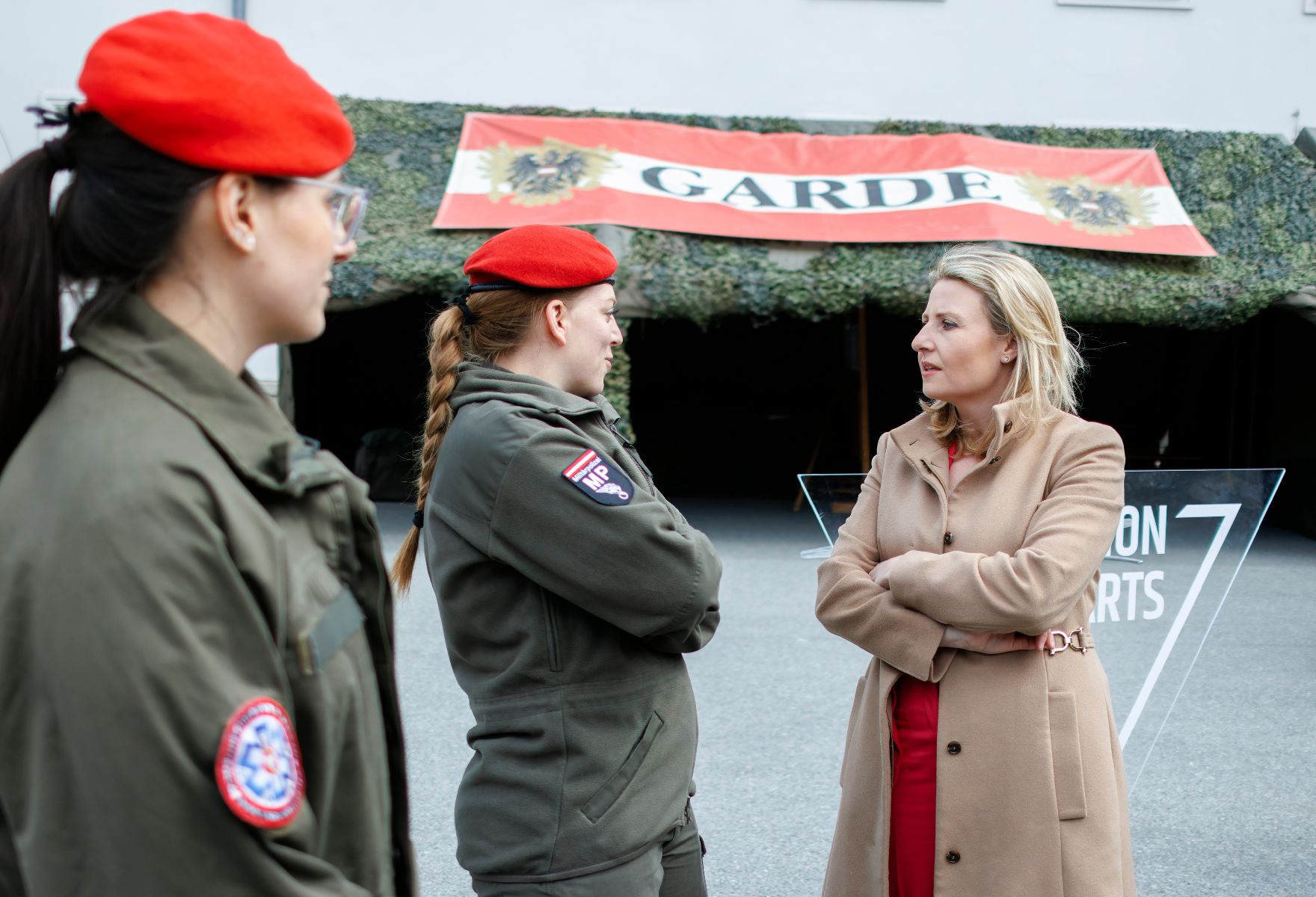 Am 26. April 2023 besuchte Bundesministerin Susanne Raab (r.) gemeinsam Bundesministerin Klaudia Tanner im Zuge des Girls‘ Day die Maria-Theresien-Kaserne.