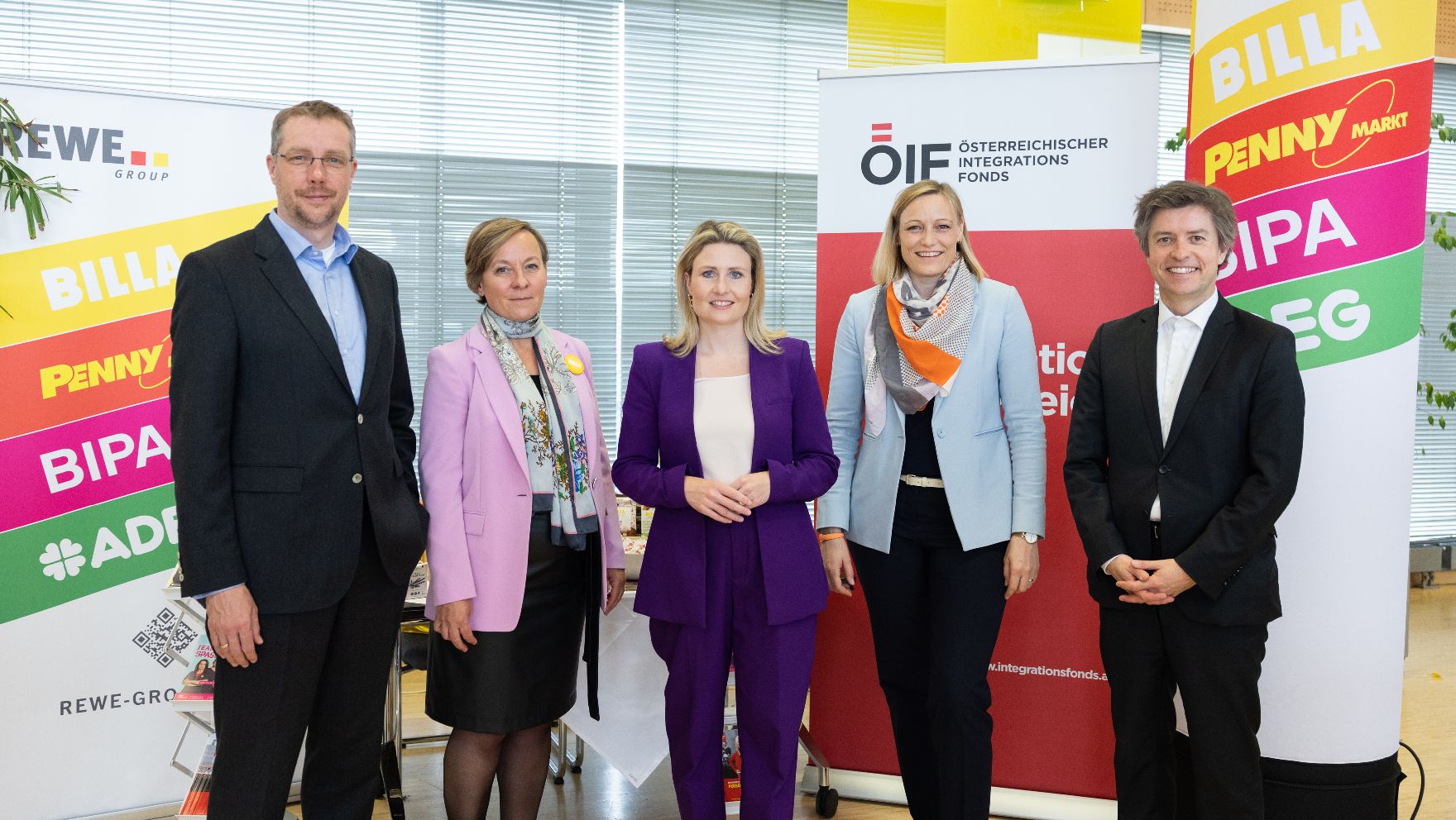 Am 15. Mai 2023 besuchte Bundesministerin Susanne Raab (m.) die ÖIF Karriereplattform bei Rewe in Wiener Neustadt.