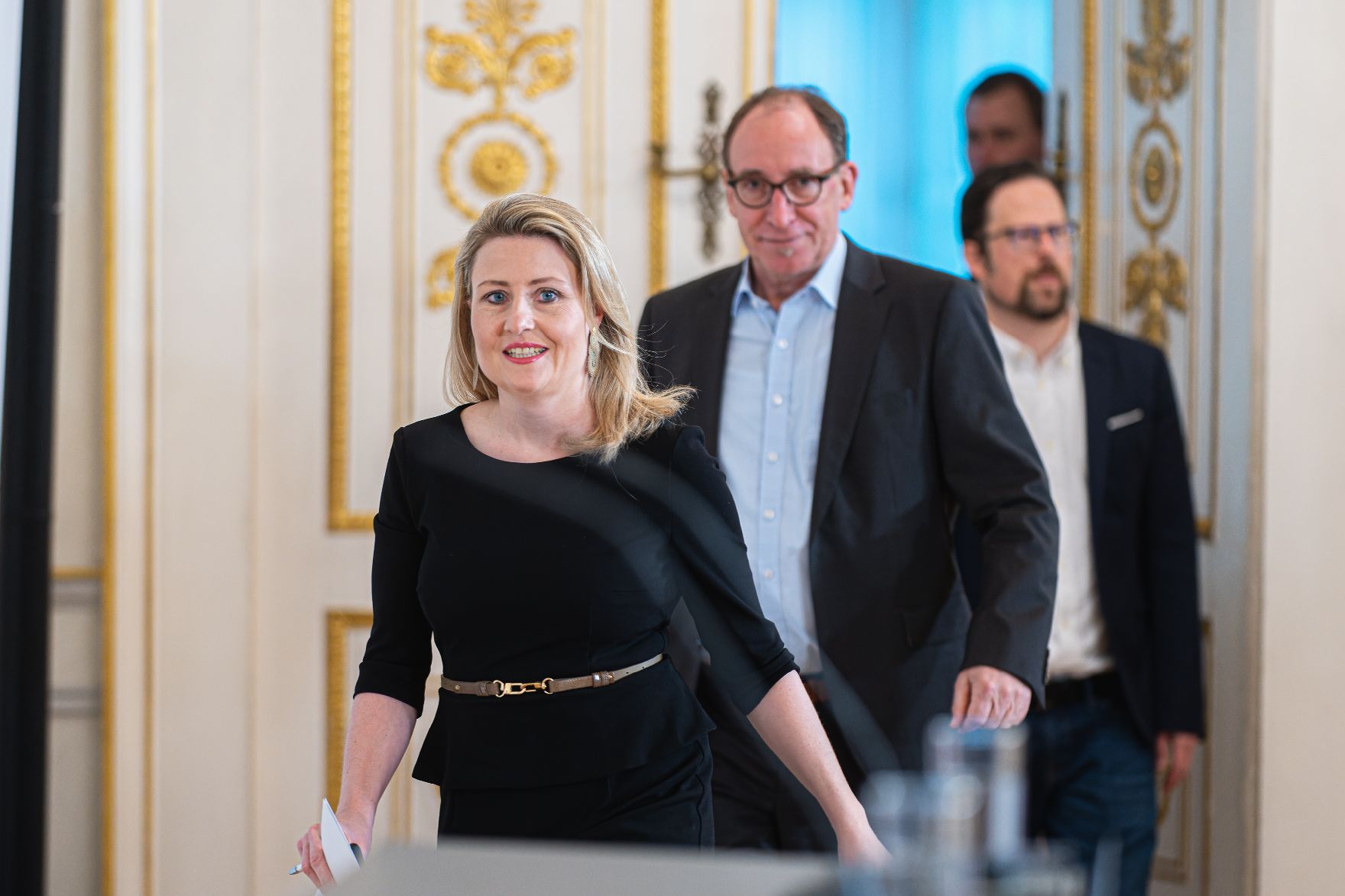 Am 17. Mai 2023 nahmen Bundesministerin Susanne Raab (l.) und Bundesminister Johannes Rauch (m.) am Pressefoyer nach dem Ministerrat teil.