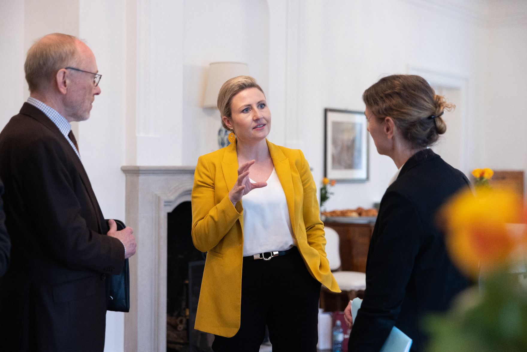Am 23. Mai 2023 reiste Bundesministerin Susanne Raab (m.) zu einem mehrtägigen Arbeitsbesuch nach Kopenhagen. Im Bild bei einem Arbeitsgespräch zu Sozialleistungen und Parallelgesellschaften.