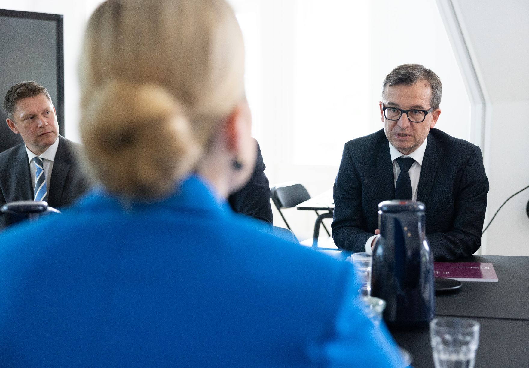 Am 23. Mai 2023 reiste Bundesministerin Susanne Raab (2.v.l.) zu einem mehrtägigen Arbeitsbesuch nach Kopenhagen. Im Bild bei einem Arbeitsgespräch im Zentrum für Dokumentation und Extremismusprävention.