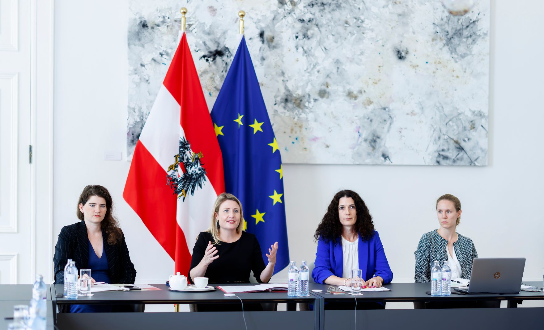Am 14. September 2023 nahm Bundesministerin Susanne Raab (m.l.) an der Bürgermeistertreffen-Videokonferenz „Girls in Politics“ teil.