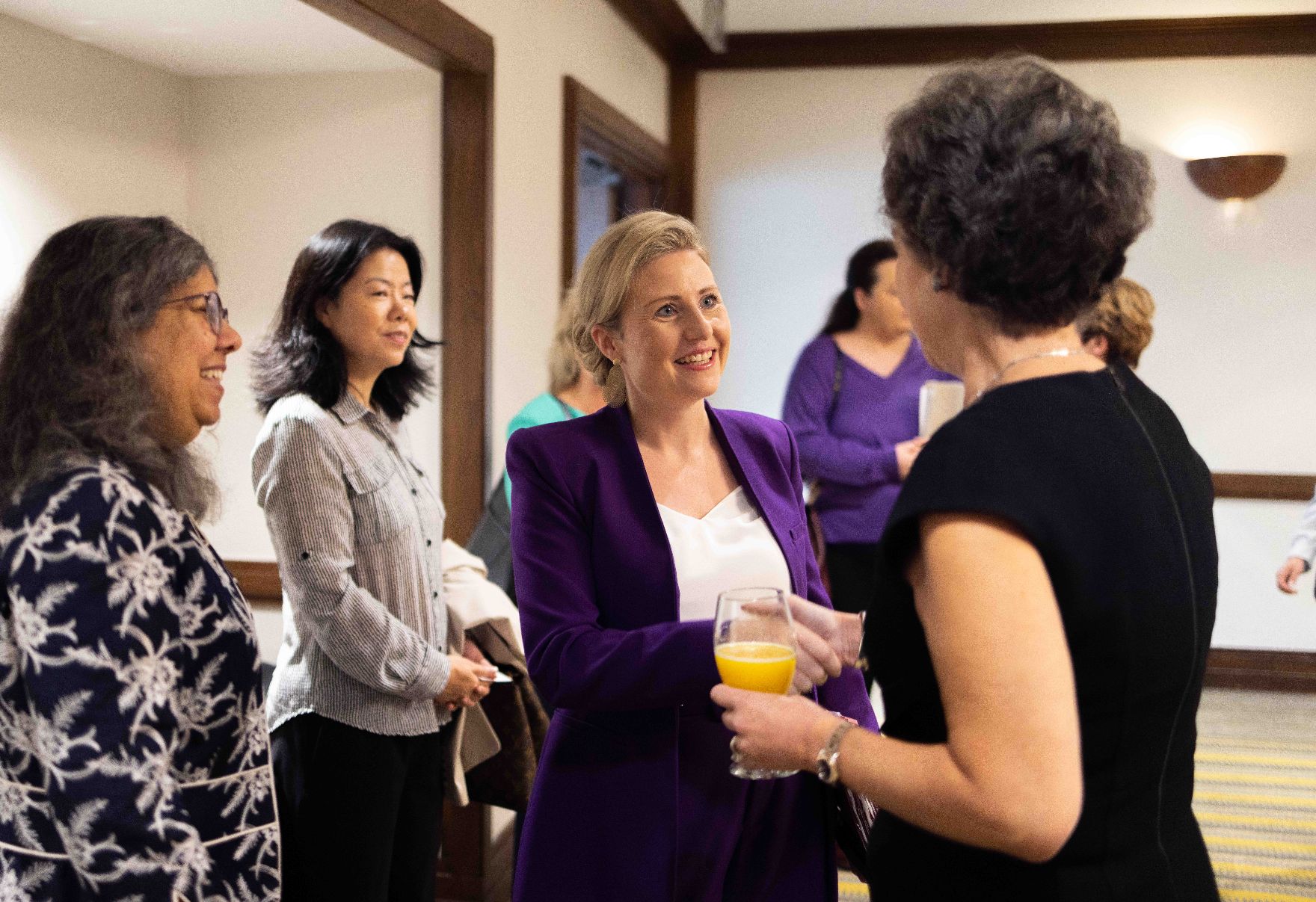 Am 4. Oktober 2023 reiste Bundesministerin Susanne Raab (2.v.r.) zu einem mehrtägigen Arbeitsbesuch nach Toronto. Im Bild bei einem Arbeitsfrühstück mit Ladies in Business.