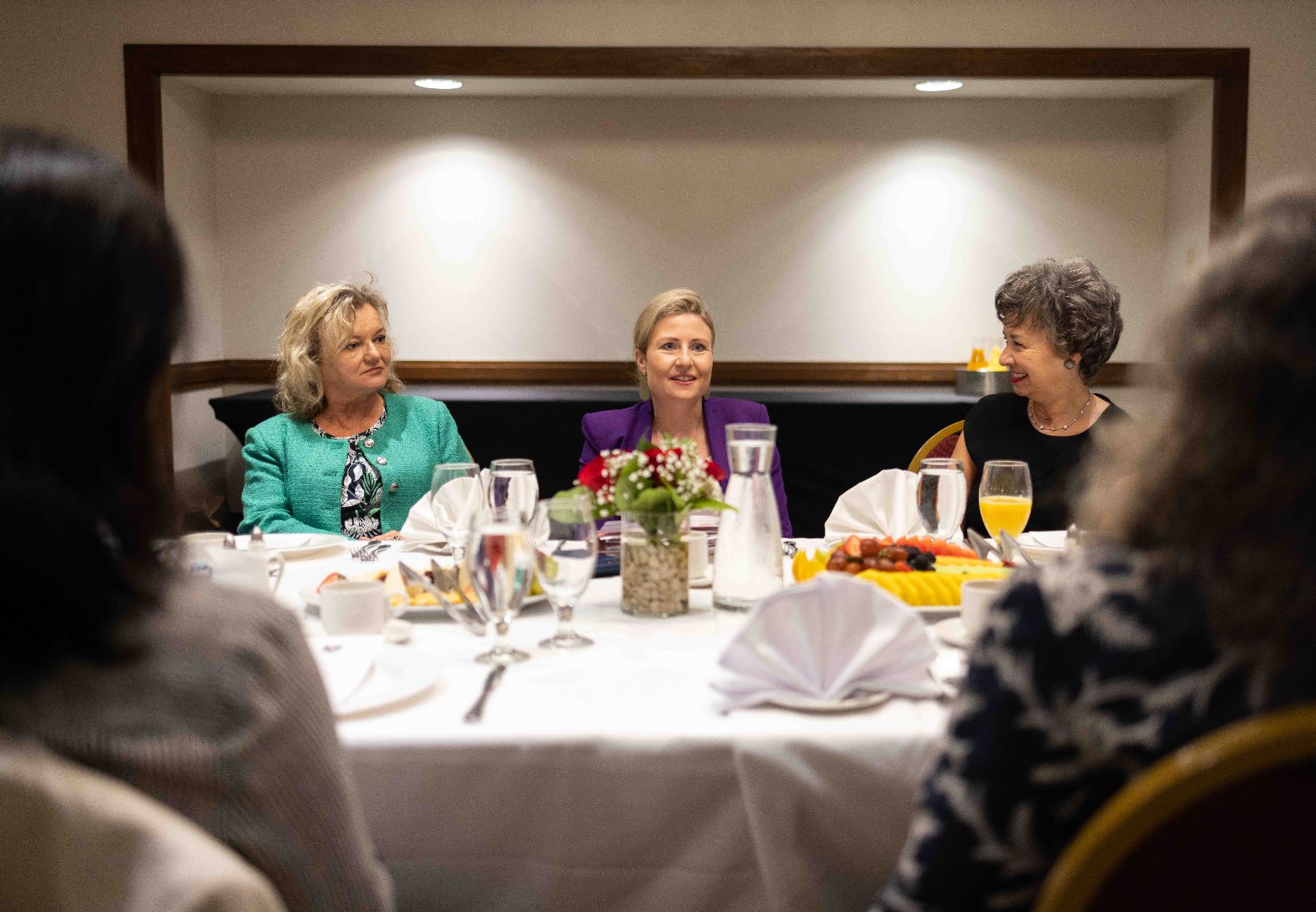 Am 4. Oktober 2023 reiste Bundesministerin Susanne Raab (m.) zu einem mehrtägigen Arbeitsbesuch nach Toronto. Im Bild bei einem Arbeitsfrühstück mit Ladies in Business.