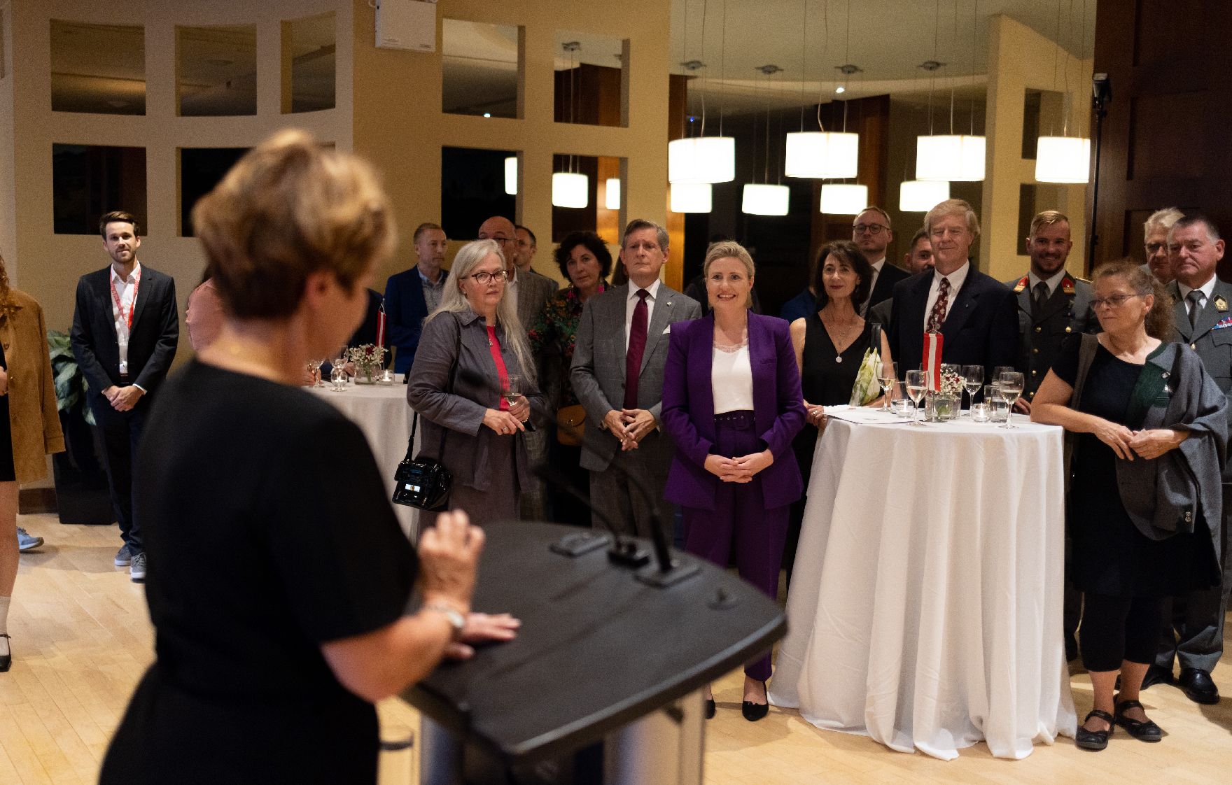 Am 4. Oktober 2023 reiste Bundesministerin Susanne Raab (m.) zu einem mehrtägigen Arbeitsbesuch nach Toronto. Im Bild bei einem Empfang mit Botschafterin Sylvia Meier-Kajbic (2.v.l.) und Honorarvizekonsul Stephen Lautens (m.l.).