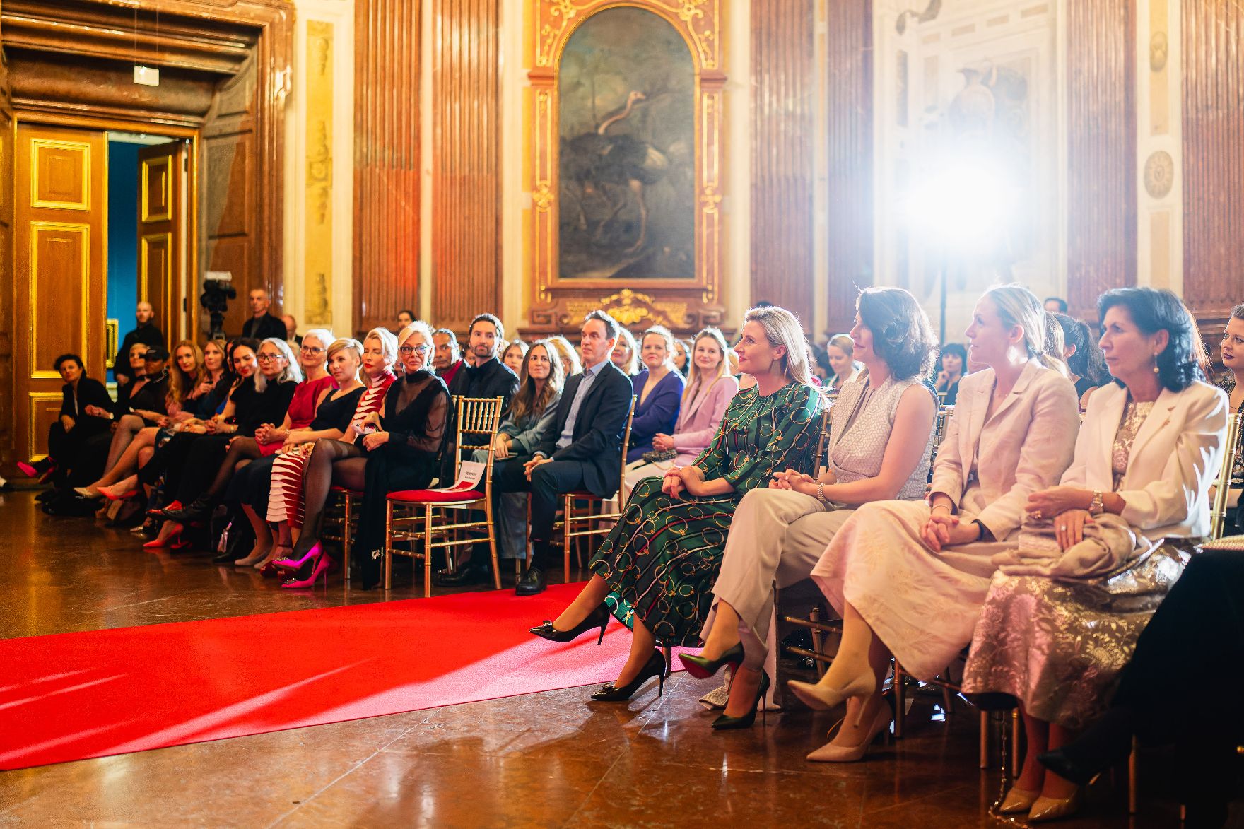 Am 07. März 2024 besuchte Bundesministerin Susanne Raab (4.v.r.) anlässlich des Weltfrauentages die „Madonna100 Gala“ im Oberen Belvedere in Wien. Im Bild mit Bundesministerin Karoline Edtstadler (3.v.r.).