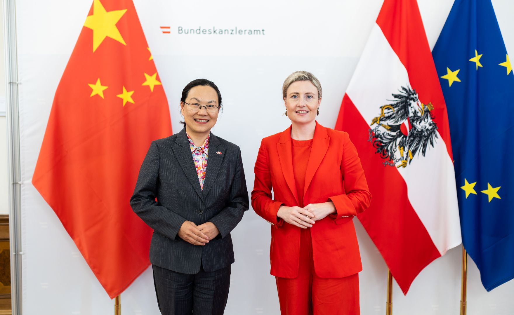 Am 15. Mai 2024 empfing Bundesministerin Susanne Raab (r.) die Botschafterin der Volksrepublik China Qi Mei (l.).