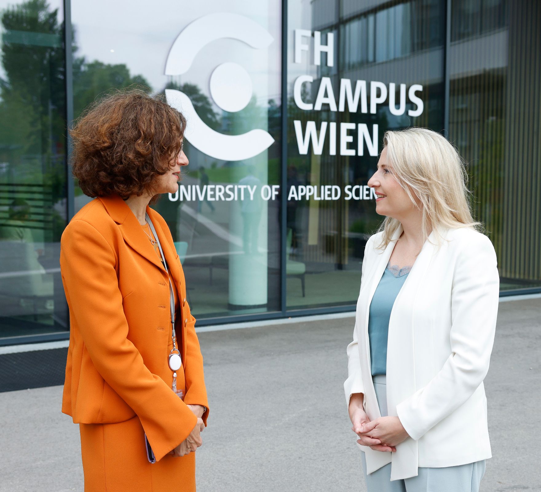 Am 11. Juni 2024 besuchte Bundesministerin Susanne Raab (r.) den FH Campus Wien.