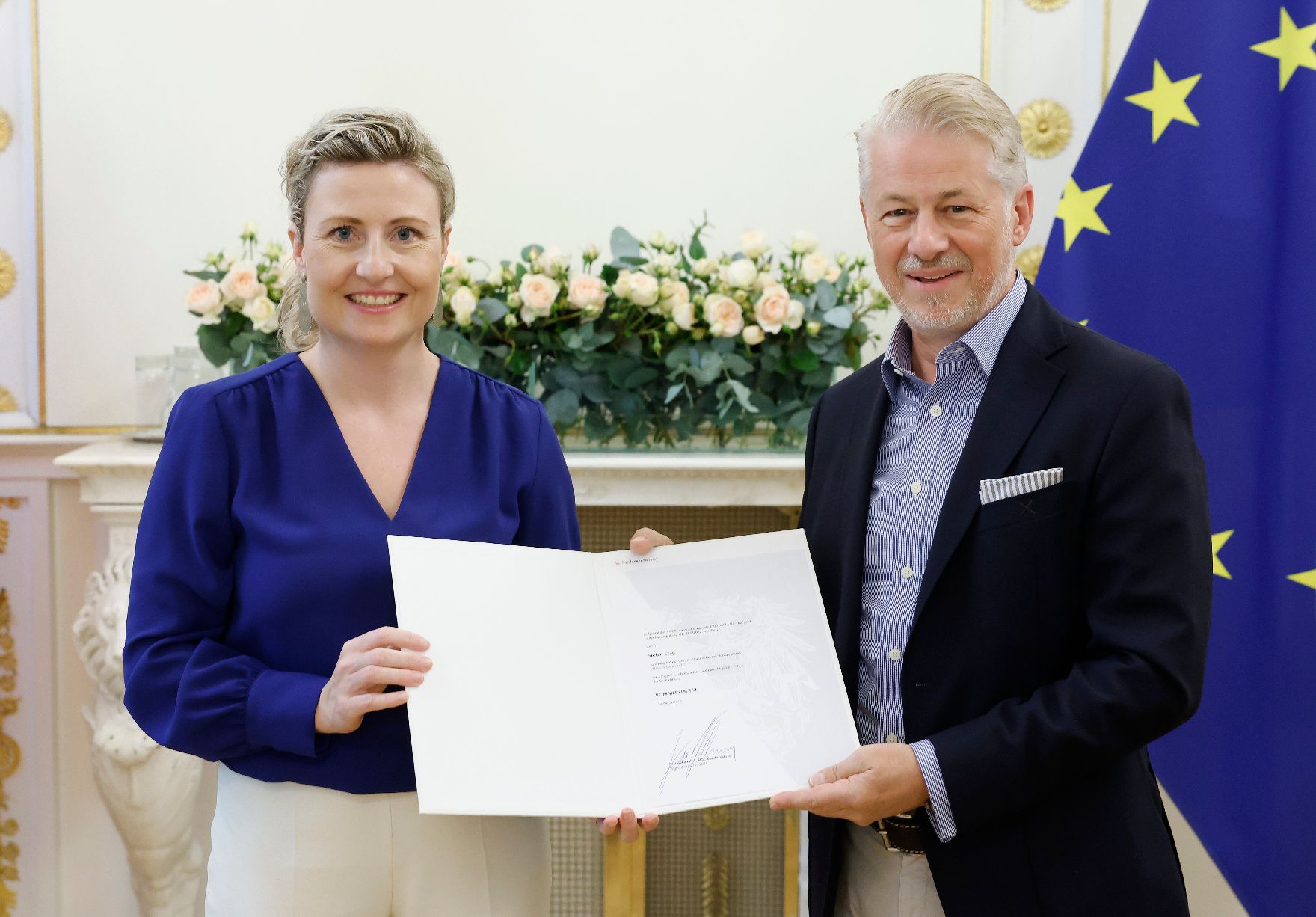 Am 3. Juli 2024 bestellte der Bundeskanzler Vertreterinnen und Vertreter der Wirtschaft zu Mitgliedern der bei der Bundesanstalt "Statistik Österreich" eingerichteten Wirtschaftskurie. Im Bild Bundesministerin Susanne Raab (l.) bei der Dekretüberreichung an Kommerzialrat für die Statistik Stefan Czap (r.).