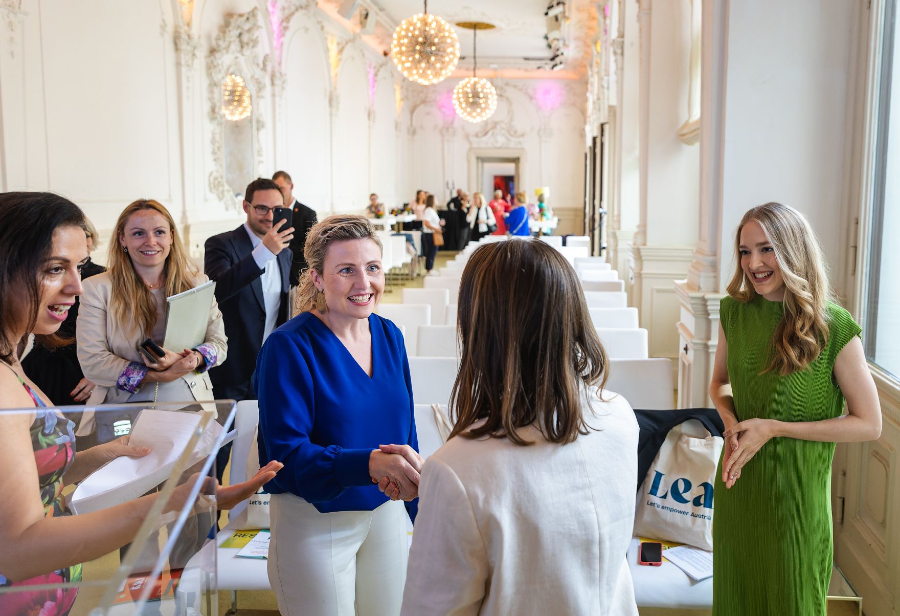 Am 3. Juli 2024 besuchte Bundesministerin Susanne Raab (m.l.) die Veranstaltung „Let’s Empower DACH – 2. Get-Together beyond Borders!“ von „Let’s Empower Austria“ zum Thema Perspektive der Frauen im digitalen Wandel.