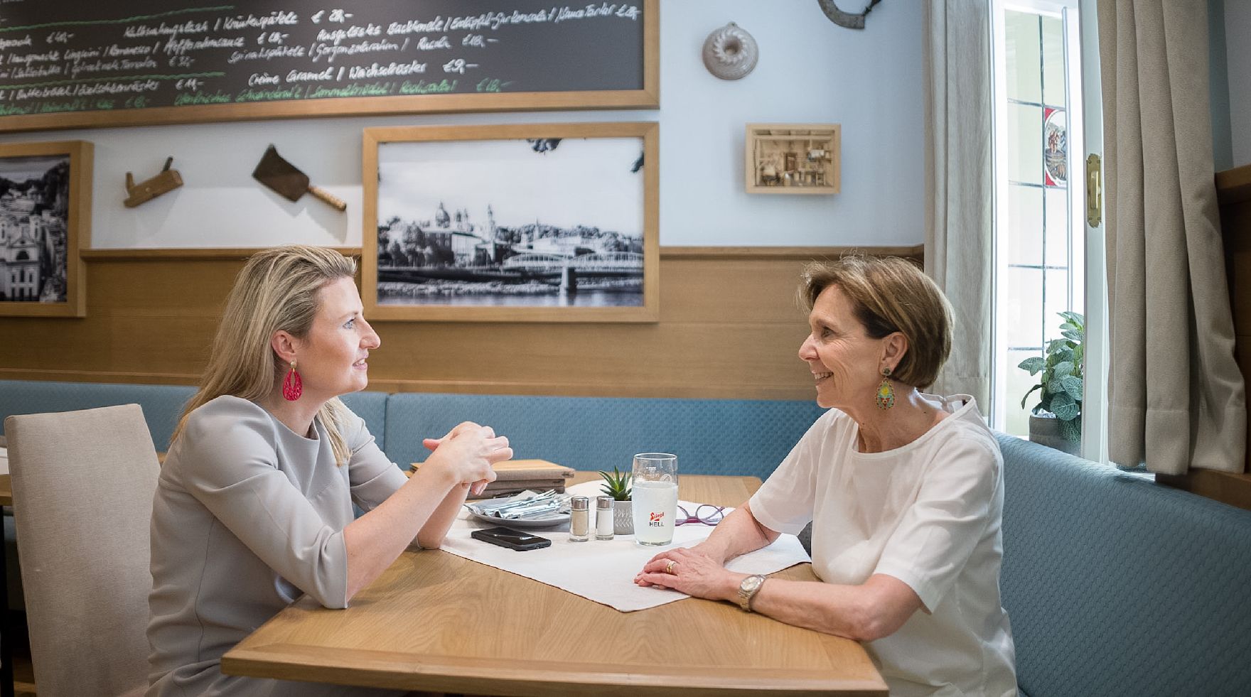 Am 9. Juli 2024 traf Bundesministerin Susanne Raab (l.) im Rahmen ihres Bundesländertages in Salzburg die Landtagspräsidentin Brigitta Pallauf (r.).