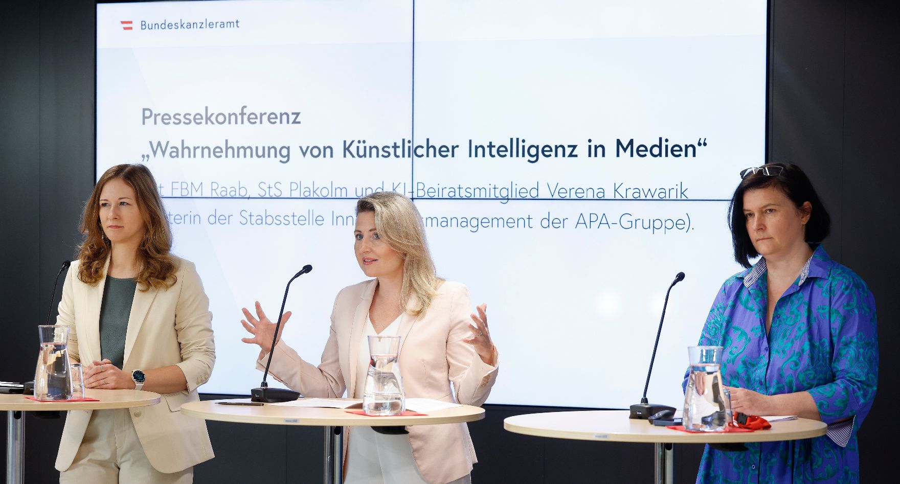 Am 10. Juli 2024 gaben Bundesministerin Susanne Raab (m.) und Staatssekretärin Claudia Plakolm (l.) gemeinsam mit KI-Beiratsmitglied Verena Krawarik (r.) eine Pressekonferenz zur „Wahrnehmung von Künstlicher Intelligenz in Medien“.