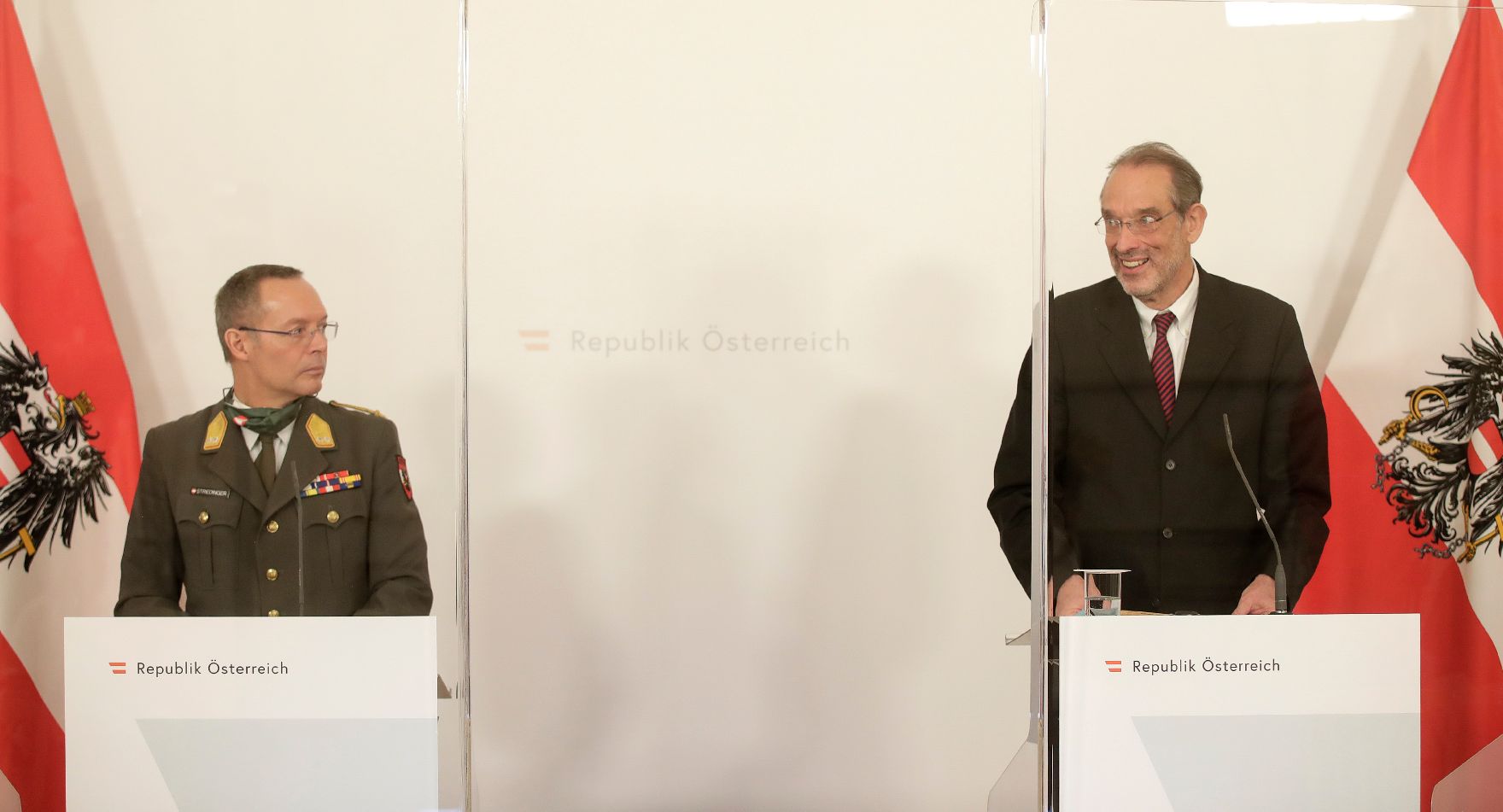 Am 7. Dezember 2020 fand ein Pressestatement zu den Maßnahmen gegen die Krise im Bundeskanzleramt statt. Im Bild Bundesminister Heinz Faßmann (r.) und Generalmajor Rudolf Striedinger (l.).