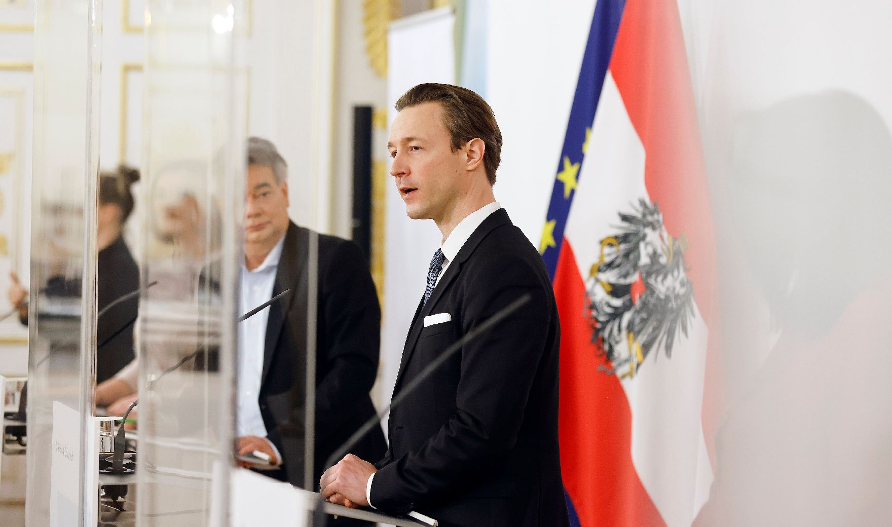 Im Bild Vizekanzler Werner Kogler (l.) und Bundesminister Gernot Blümel (r.) nach dem Ministerrat am 10. März 2021.