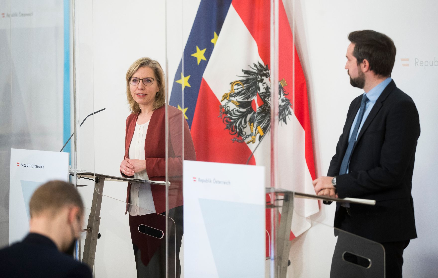 Am 10. März 2021 fand eine Pressekonferenz zum Thema „Maßnahmenpaket gegen extreme Raserei“ statt. Im Bild Bundesministerin Leonore Gewessler (l.) und der Salzburger Landesrat Stefan Schnöll (r.).