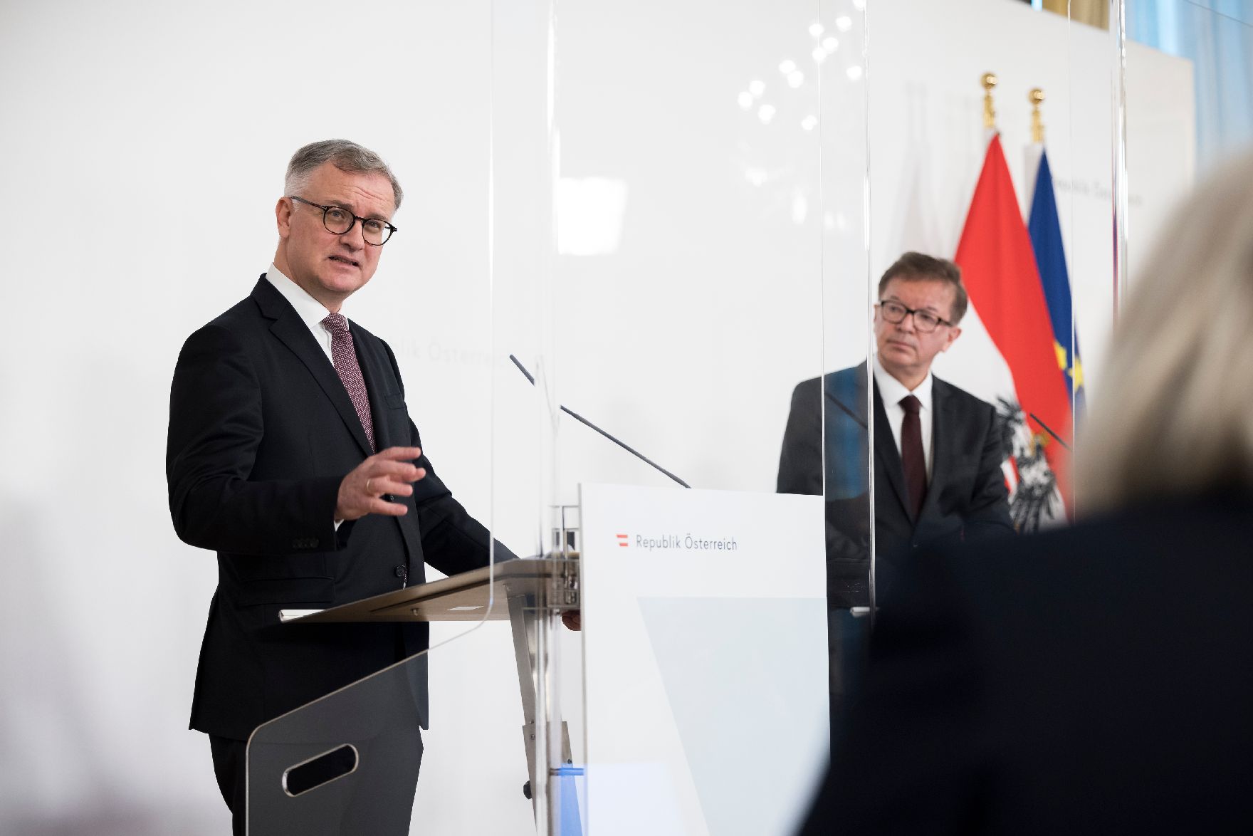 Am 19. März 2021 fand eine Pressekonferenz zur Präsentation des Obersten Sanitätsrats statt. Im Bild der gewählte Präsident des Obersten Sanitätsrats Markus Müller (l.) und Bundesminister Rudolf Anschober (r.).