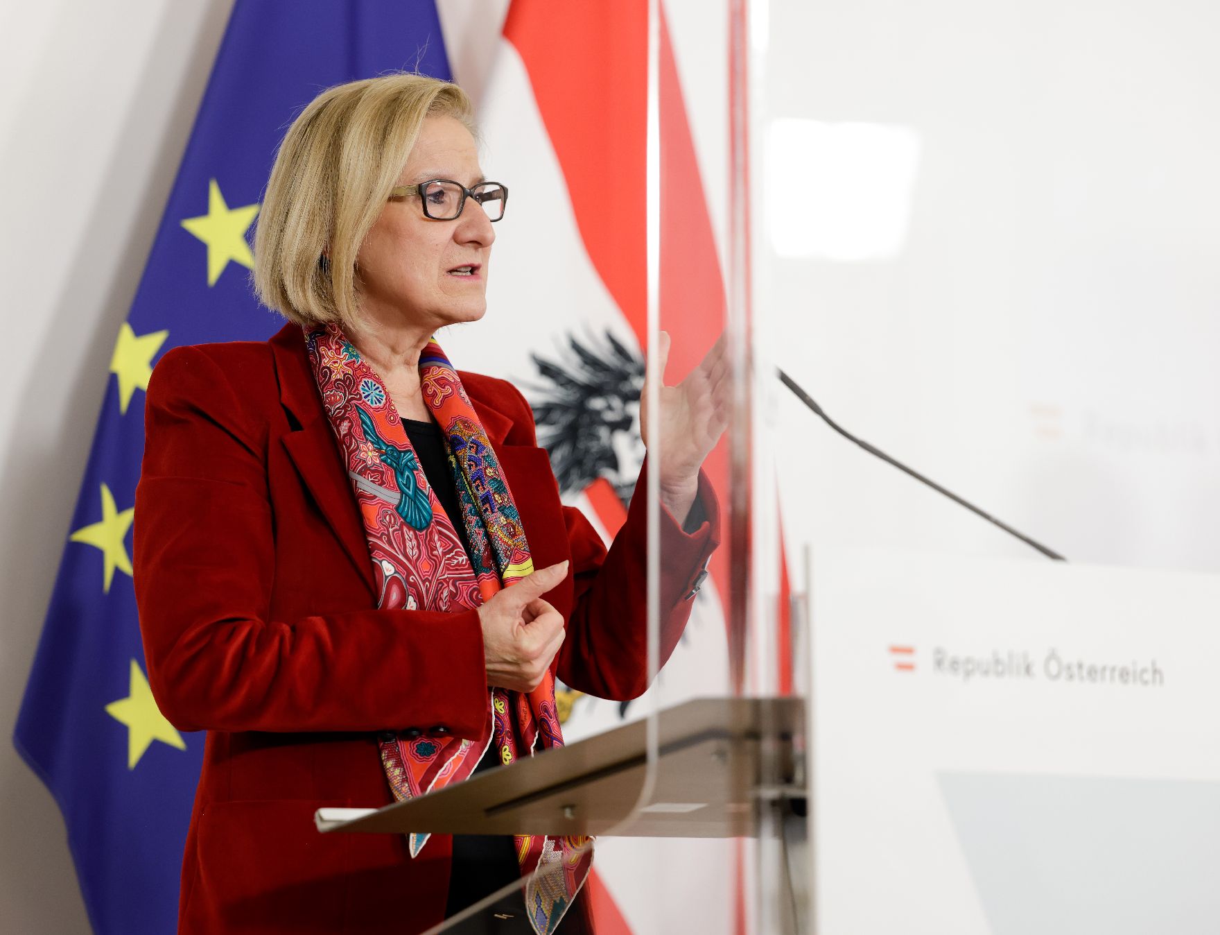 Am 24. März 2021 fand ein Pressestatement zu den Maßnahmen gegen die Krise im Bundeskanzleramt statt. Im Bild Landeshauptfrau Johanna Mikl-Leitner.