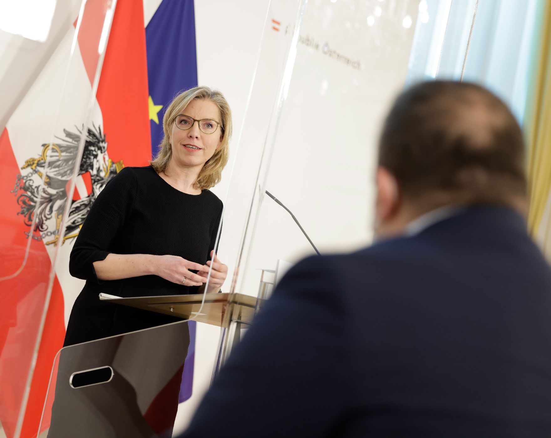 Am 31. März 2021 gab Bundesministerin Leonore Gewessler (im Bild) gemeinsam mit Bundesministerin Margarete Schramböck eine Pressekonferenz zum Thema Forschung und Innovation als Weg aus der Krise – Bilanz Forschungsförderung und Ausblick.