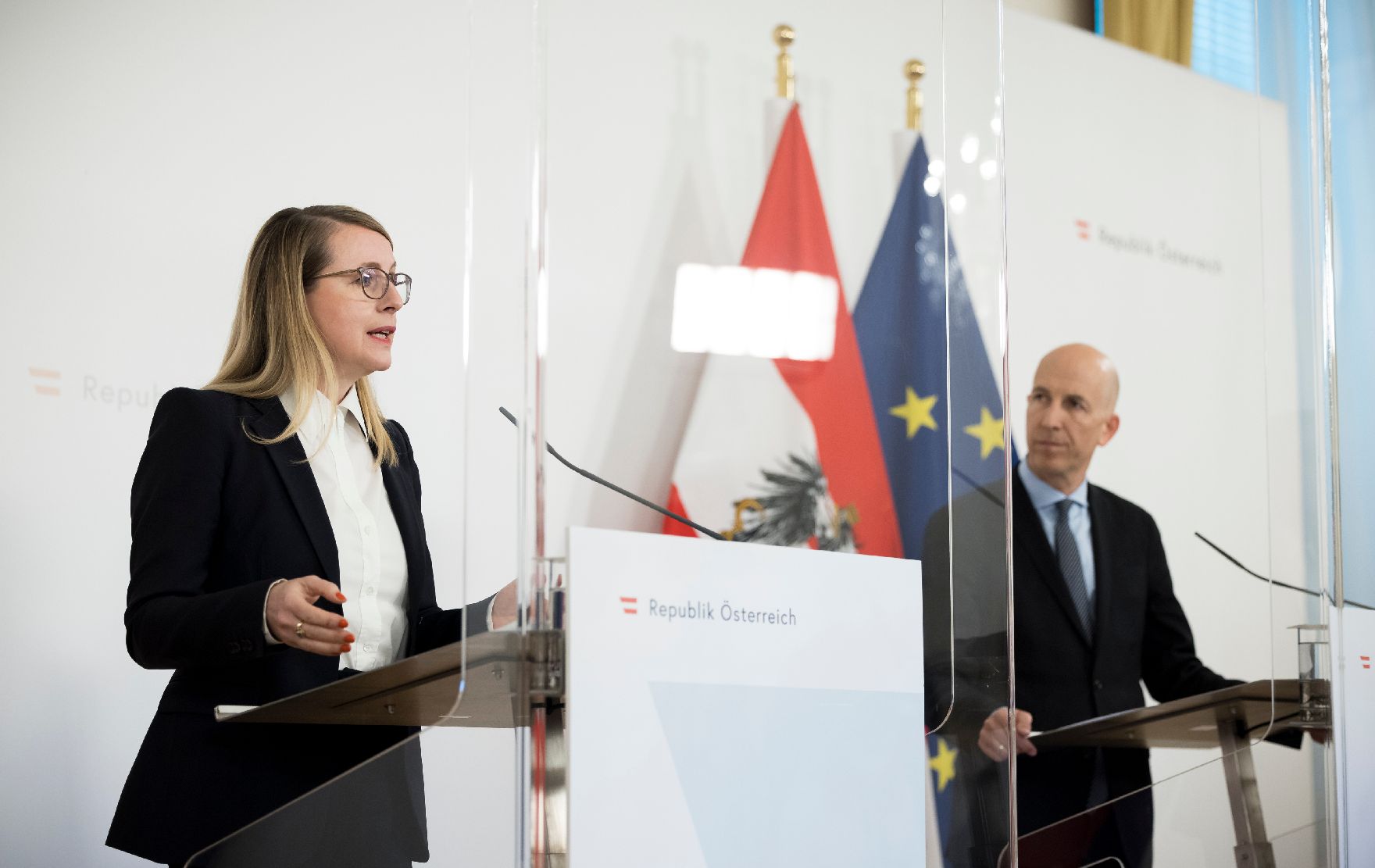 Im Bild Bundesministerin Margarete Schramböck (l.) und Bundesminister Martin Kocher (r.) nach dem Ministerrat am 7. April 2021.