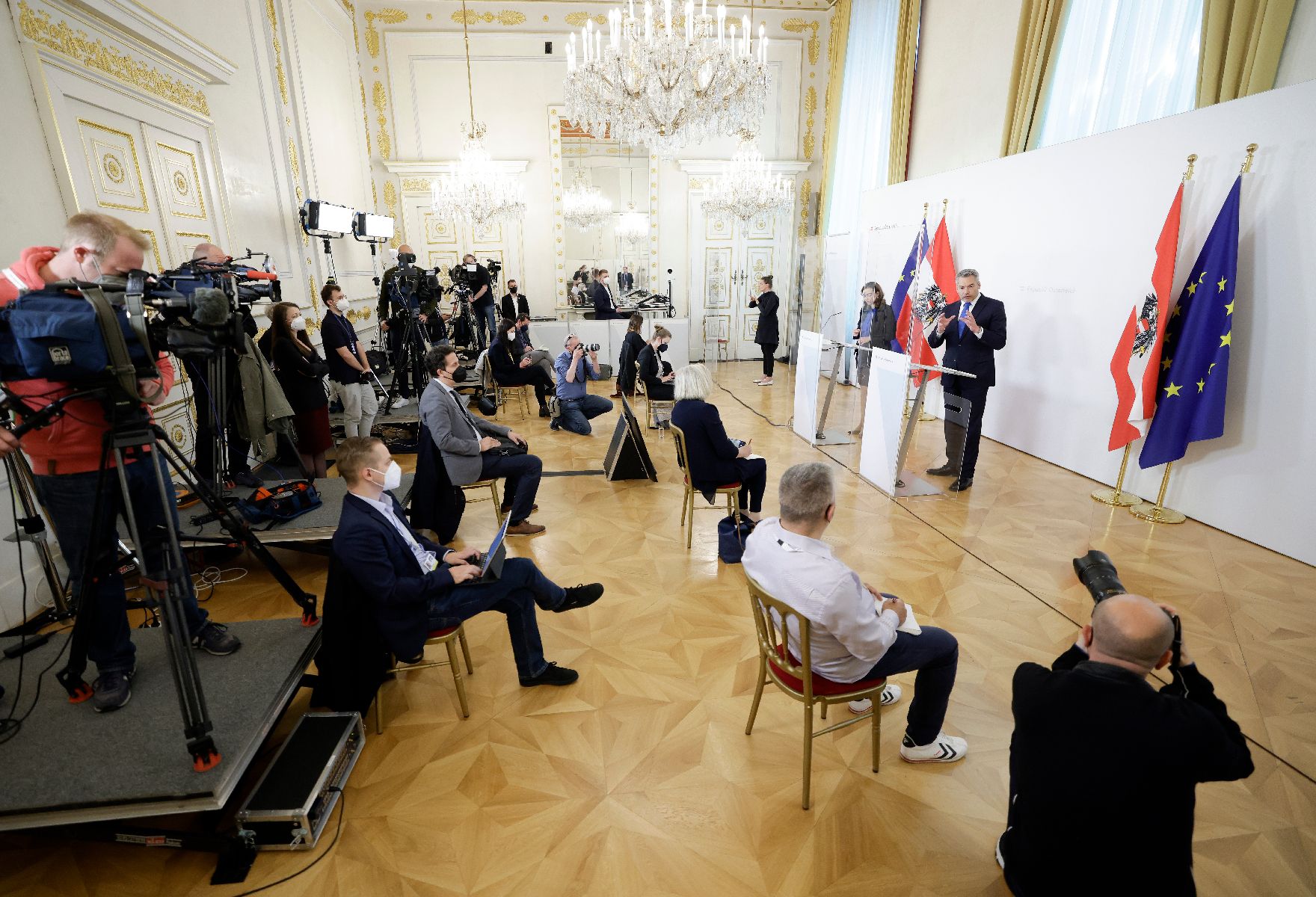 Im Bild Bundesministerin Alma Zadic (l.) und Bundesminister Karl Nehammer (r.) nach dem Ministerrat am 26. Mai 2021.