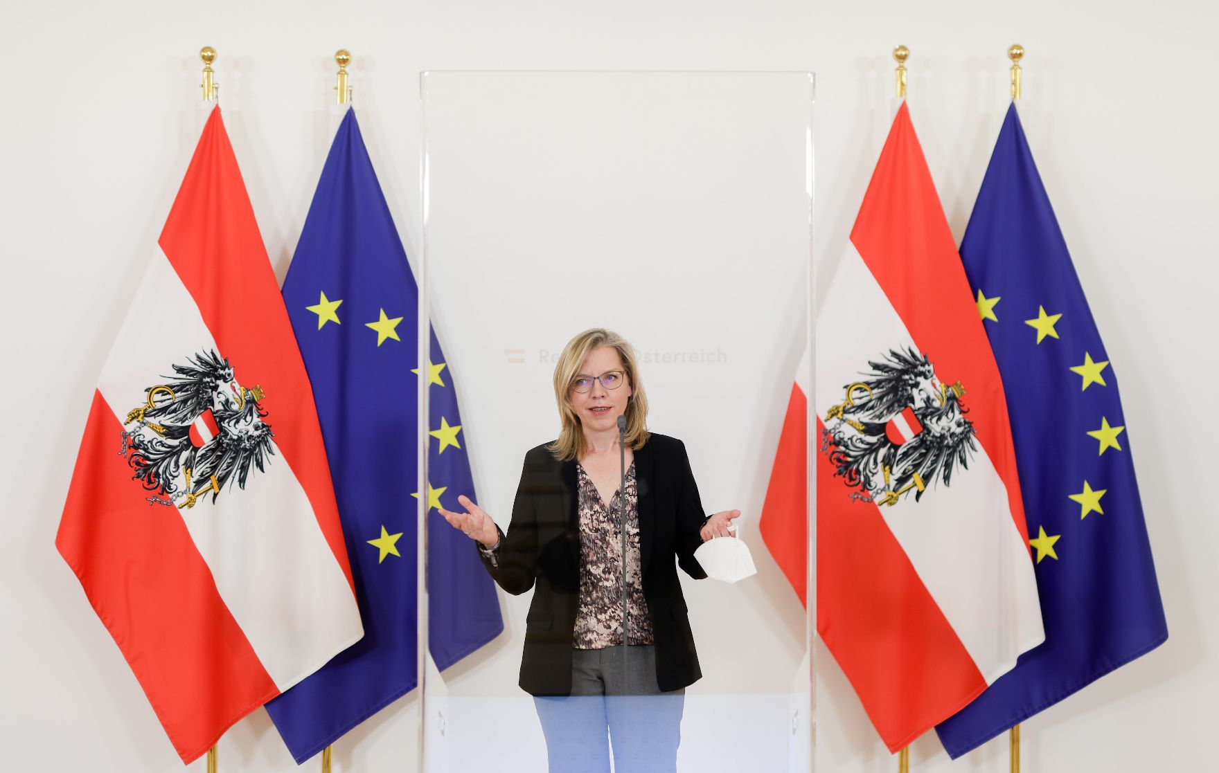 Im Bild Bundesministerin Leonore Gewessler beim Doorstep vor dem Ministerrat am 26. Mai 2021.