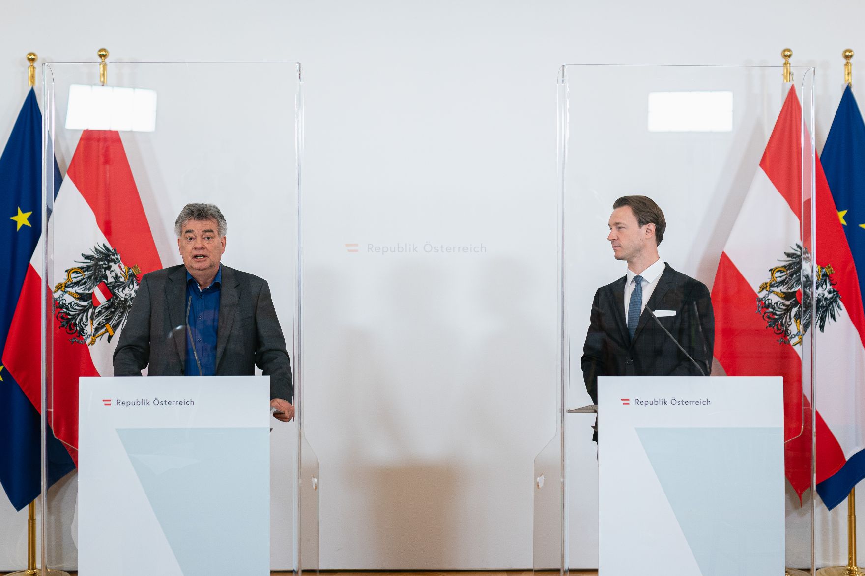 Am 15. Juni 2021 fand eine Pressekonferenz zum Thema „Aktuelles zu Corona-Wirtschaftshilfen“ im Bundeskanzleramt statt. Im Bild Bundesminister Gernot Blümel (r.) und Vizekanzler Werner Kogler (l.).