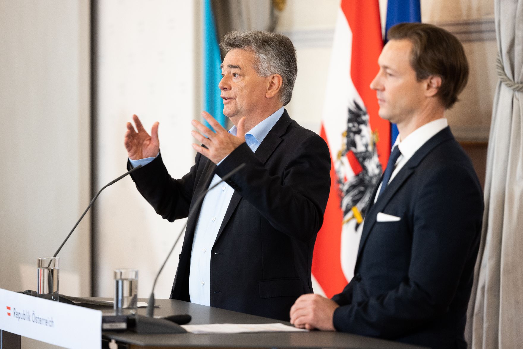Im Bild Vizekanzler Werner Kogler (l.) und Bundesminister Gernot Blümel (r.) nach dem Ministerrat am 6. Oktober 2021.
