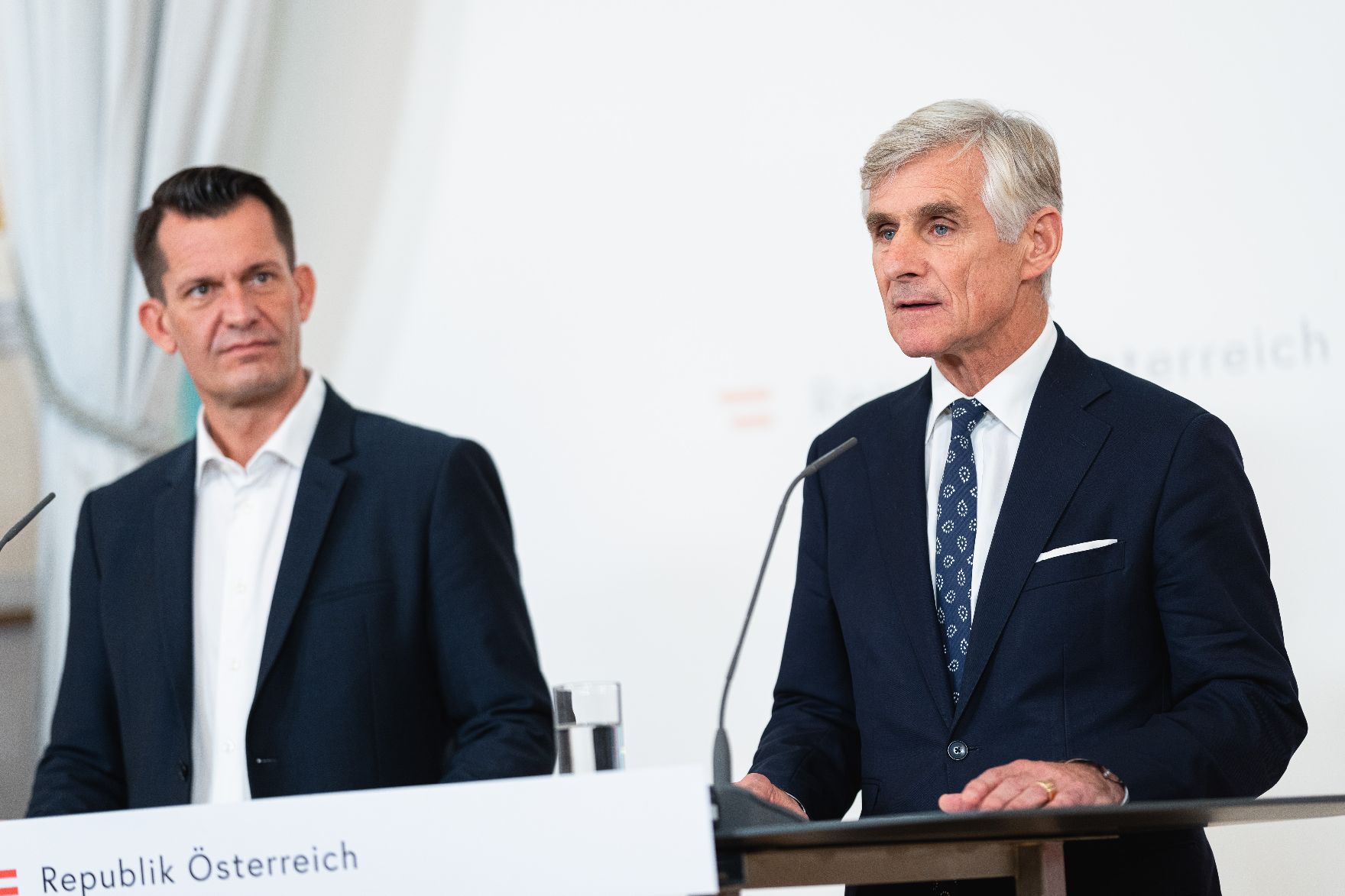 Am 10. November 2021 nahmen Bundesminister Wolfgang Mückstein (l.) und Bundesminister Michael Linhart (r.) am Pressefoyer nach dem Ministerrat teil.
