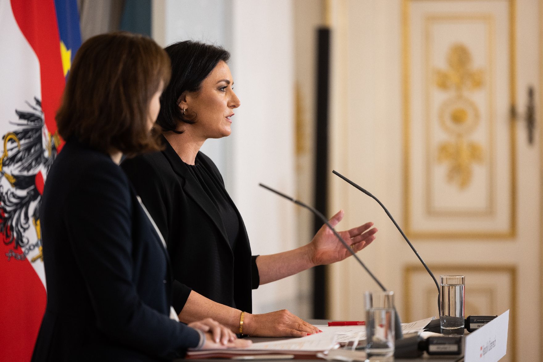 Im Bild Bundesministerin Elisabeth Köstinger (r.) und Bundesministerin Alma Zadic (l.) nach dem Ministerrat am 17. November 2021