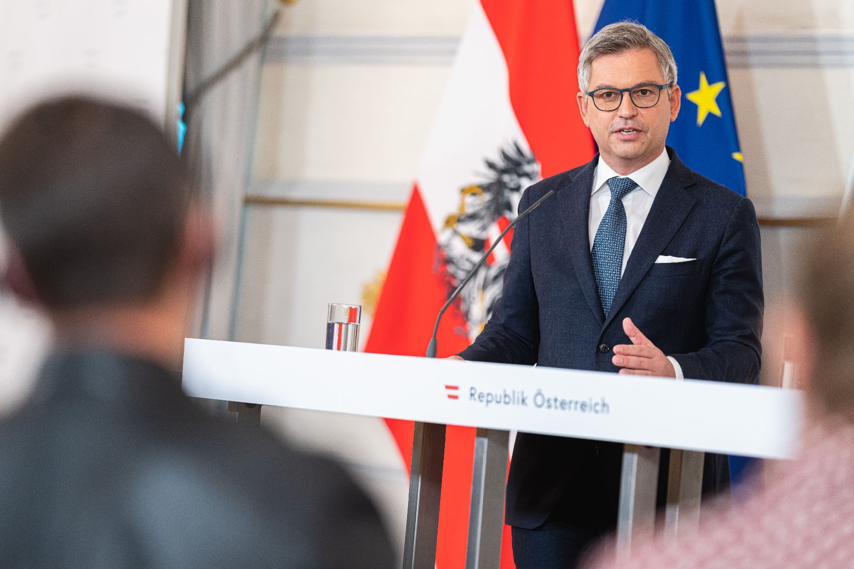 Am 30. März 2022 nahmen Bundesminister Magnus Brunner (im Bild) und Bundesminister Johannes Rauch am Pressefoyer nach dem Ministerrat teil.