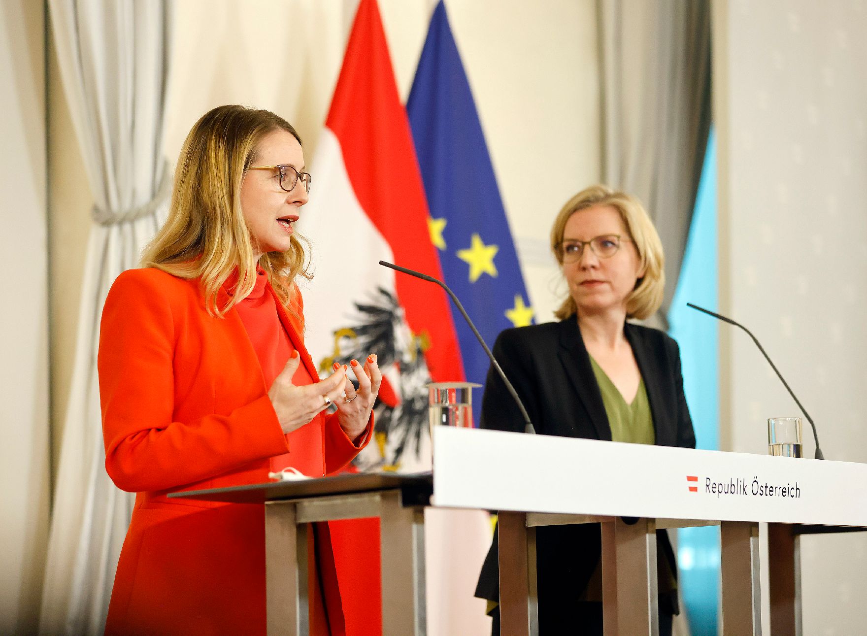 Am 6. April 2022 nahmen Bundesministerin Margarete Schramböck (l.) und Bundesministerin Leonore Gewessler (r.) am Pressefoyer nach dem Ministerrat teil.