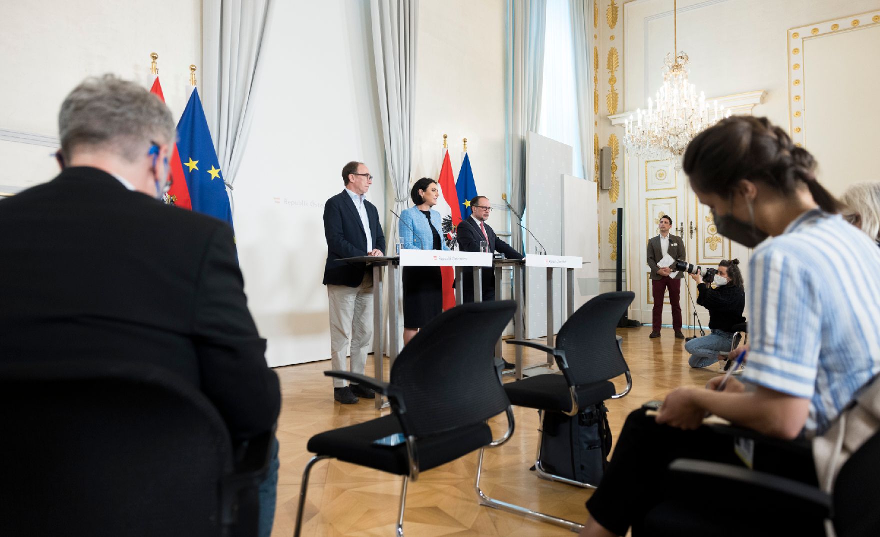 Am 4. Mai 2022 nahmen Bundesminister Alexander Schallenberg (r.), Bundesministerin Elisabeth Köstinger (m.) und Bundesminister Johannes Rauch (l.) am Pressefoyer nach dem Ministerrat teil.