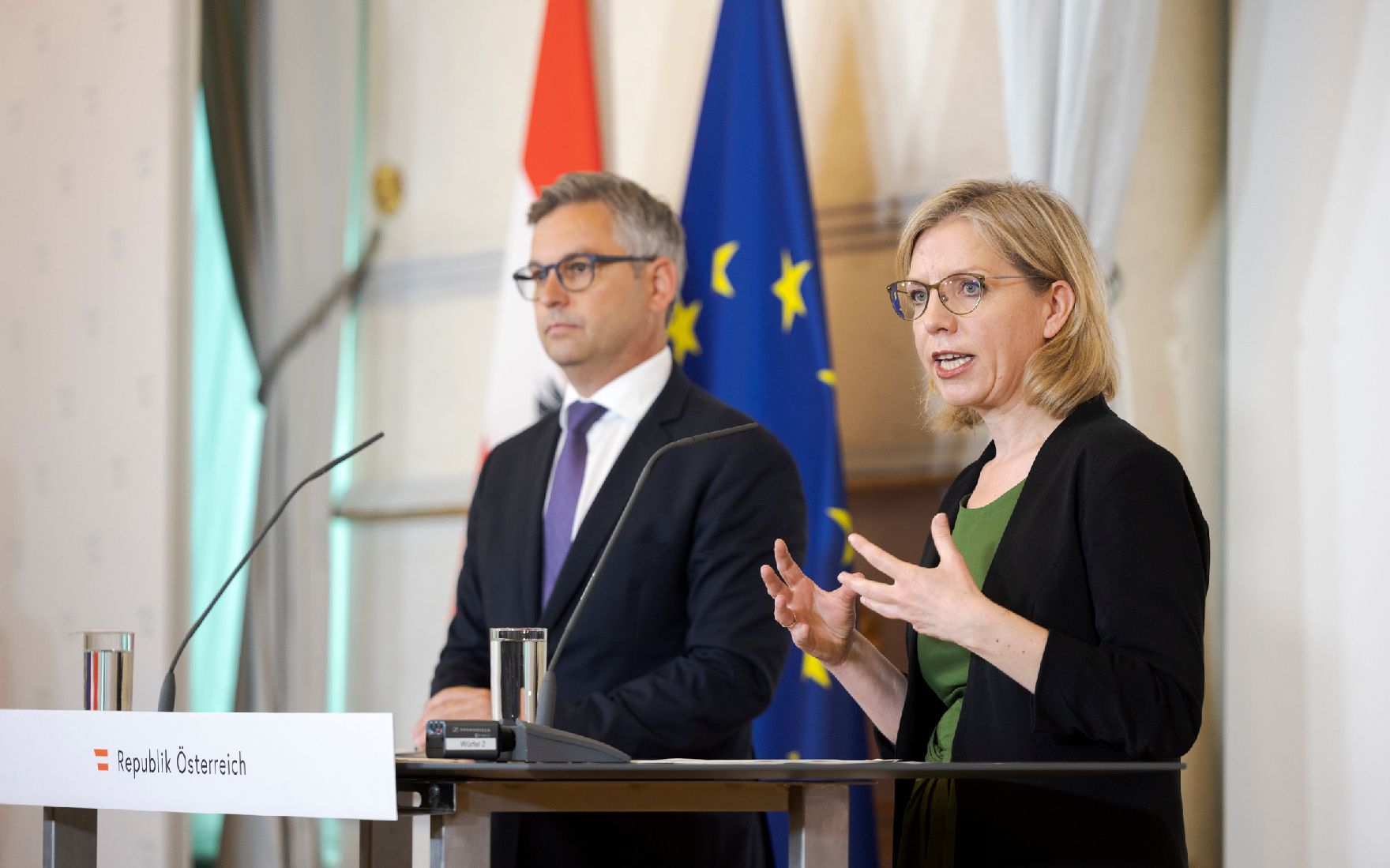 Am 18. Mai 2022 nahmen Bundesminister Magnus Brunner (l.) und Bundesministerin Leonore Gewessler (r.) am Pressefoyer nach dem Ministerrat teil.