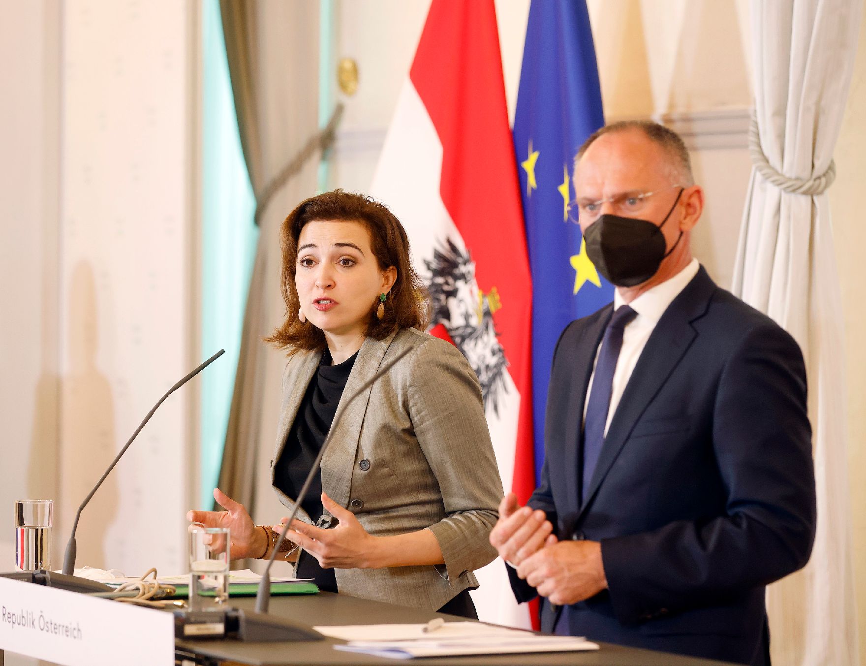 Am 25. Mai 2022 nahmen Bundesministerin Alma Zadic (l.) und Bundesminister Gerhard Karner (r.) am Pressefoyer nach dem Ministerrat teil.
