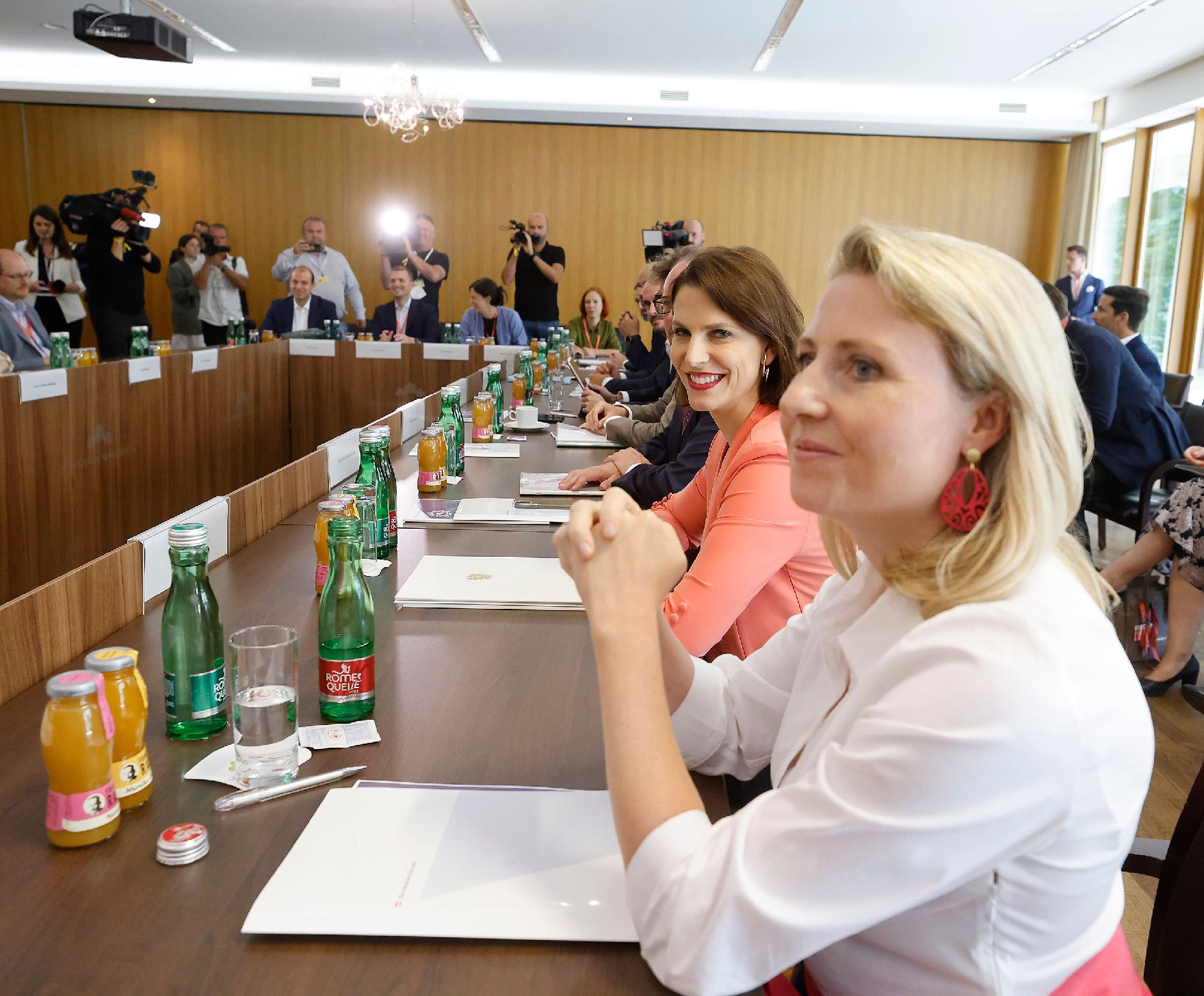 Am 27. Juli 2022 fand der Sommerministerrat der Österreichischen Bundesregierung statt. Im Bild Bundesministerin Susanne Raab (r.) und Bundesministerin Karoline Edtstadler.
