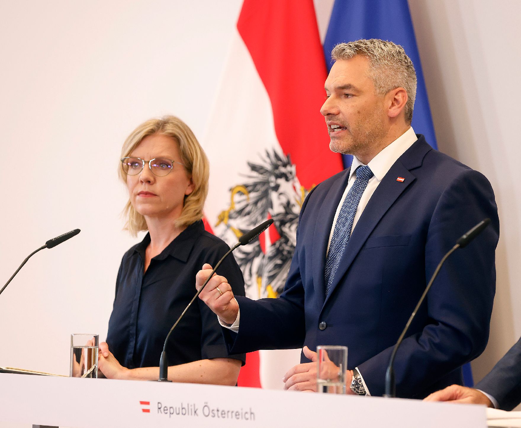 Am 27. Juli 2022 fand der Sommerministerrat der Österreichischen Bundesregierung statt. Im Bild Bundeskanzler Karl Nehammer (r.) und Bundesministerin Leonore Gewessler (l.) bei der Pressekonferenz.