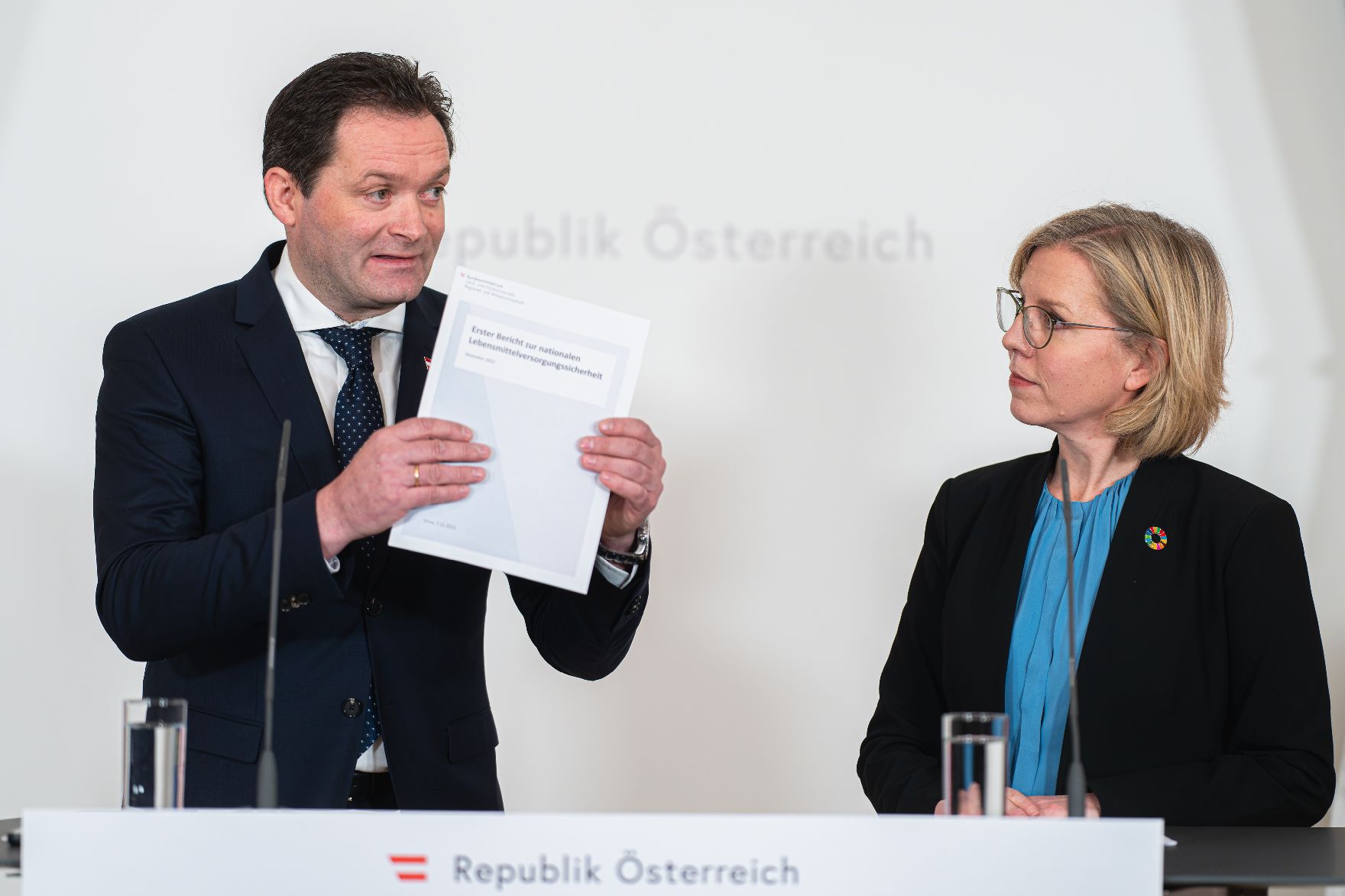 Am 07. Dezember 2022 nahmen Bundesministerin Leonore Gewessler (r.) und Bundesminister Norbert Totschnig (l.) am Pressefoyer nach dem Ministerrat teil.