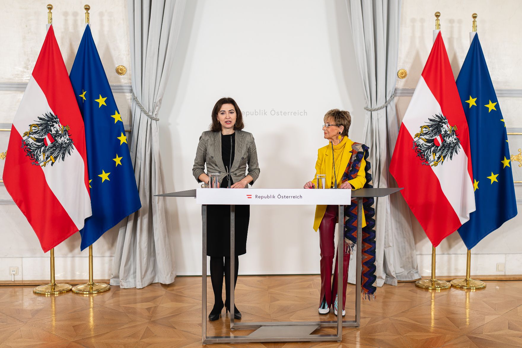 Am 22. Februar 2023 nahmen Bundesministerin Alma Zadic (l.) und die Präsidentin des Seniorenbundes Ingrid Korosec (r.) am Pressefoyer nach dem Ministerrat teil.
