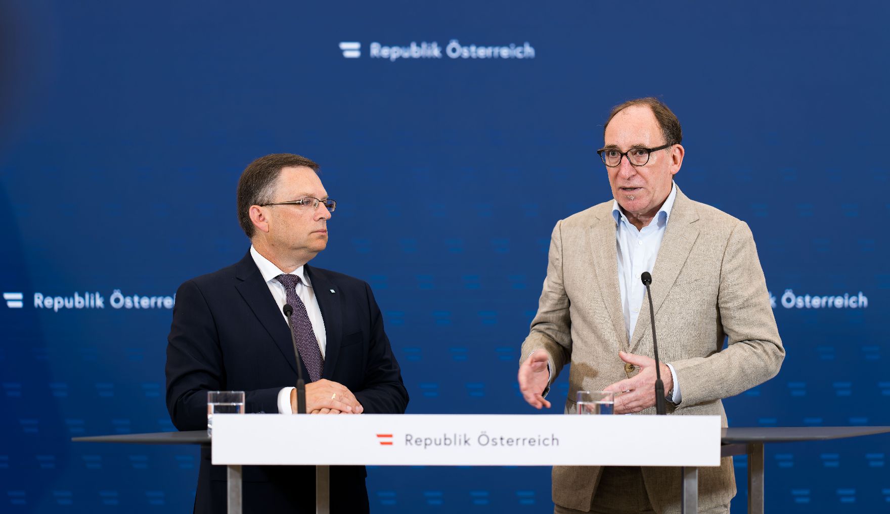 Am 24. Mai 2023 nahmen Bundesminister Johannes Rauch (r.) und Klubobmann August Wöginger (l.) am Pressefoyer nach dem Ministerrat teil.