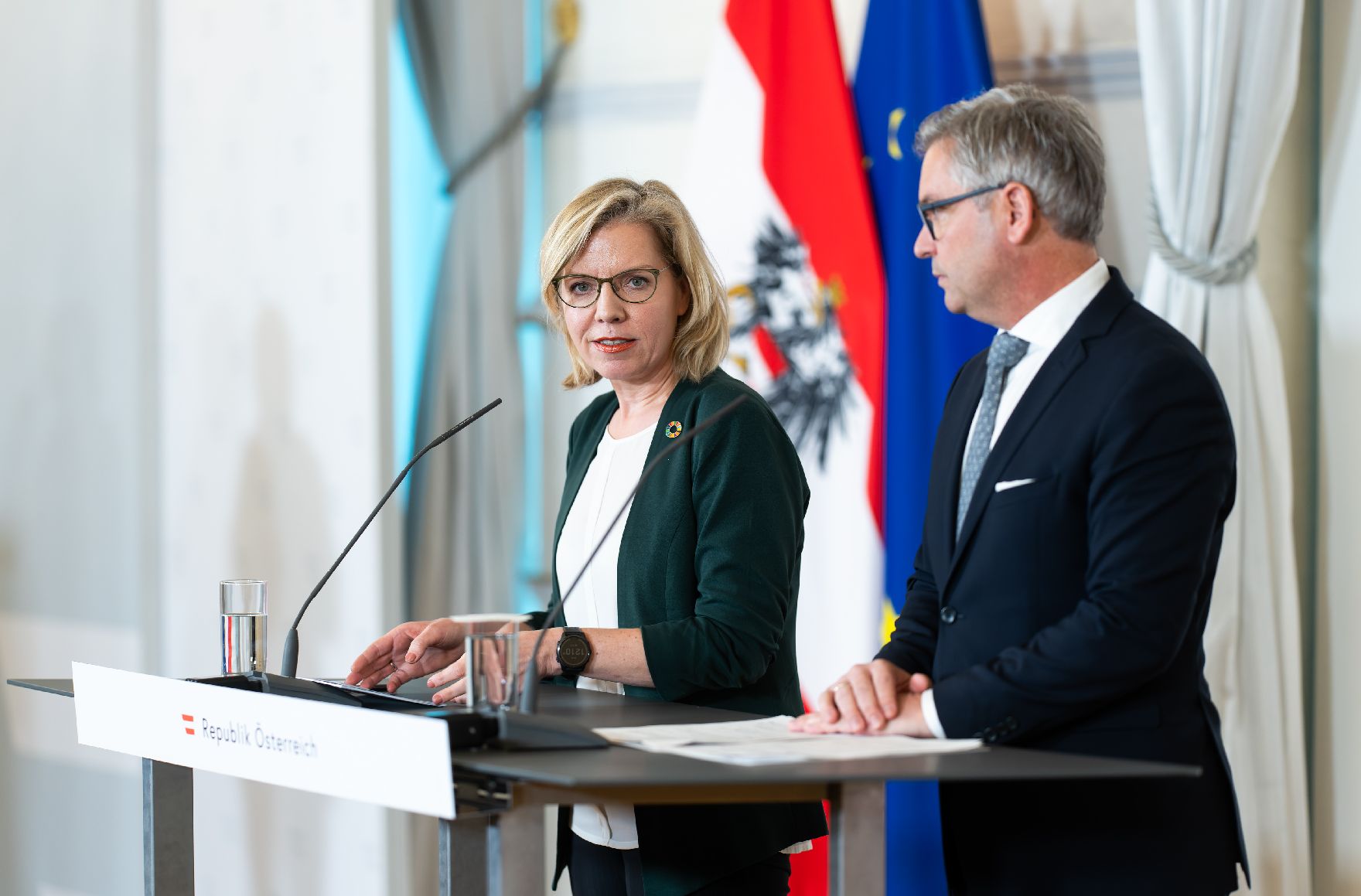 Am 24. Jänner 2024 nahmen Bundesministerin Leonore Gewessler (l.) und Bundesminister Magnus Brunner (r.) am Pressefoyer nach dem Ministerrat teil.