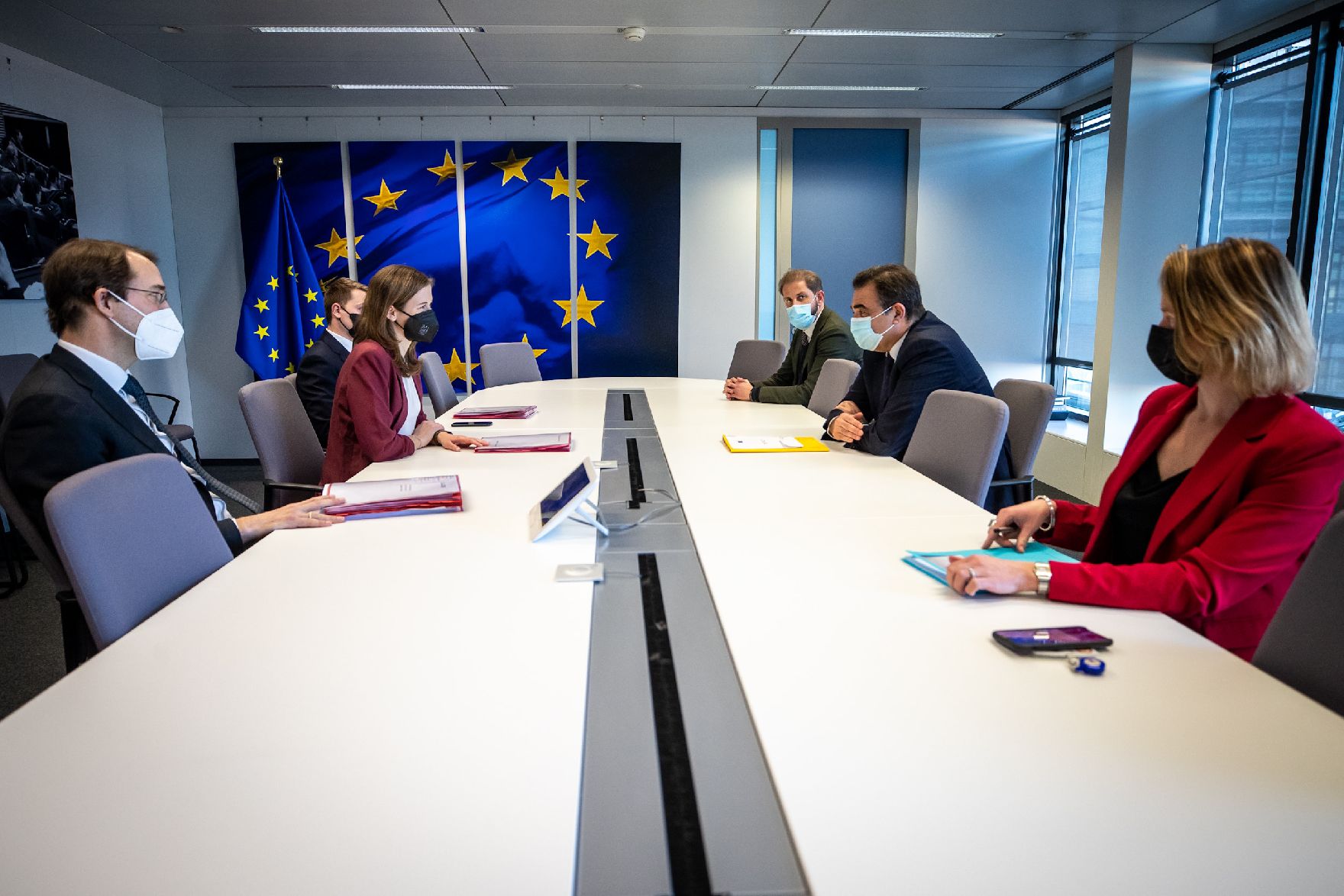 Am 11. Jänner 2022 reiste Staatssekretärin Claudia Plakolm (3.v.l.) zu einem Arbeitsbesuch nach Brüssel. Im Bild beim beim bilateralen Gespräch mit dem Vizepräsidenten der Europäischen Kommission Margaritis Schinas (2.v.r.).