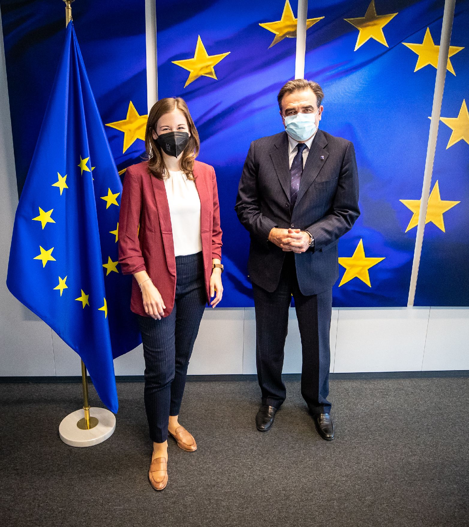 Am 11. Jänner 2022 reiste Staatssekretärin Claudia Plakolm (l.) zu einem Arbeitsbesuch nach Brüssel. Im Bild beim beim bilateralen Gespräch mit dem Vizepräsidenten der Europäischen Kommission Margaritis Schinas (r.).