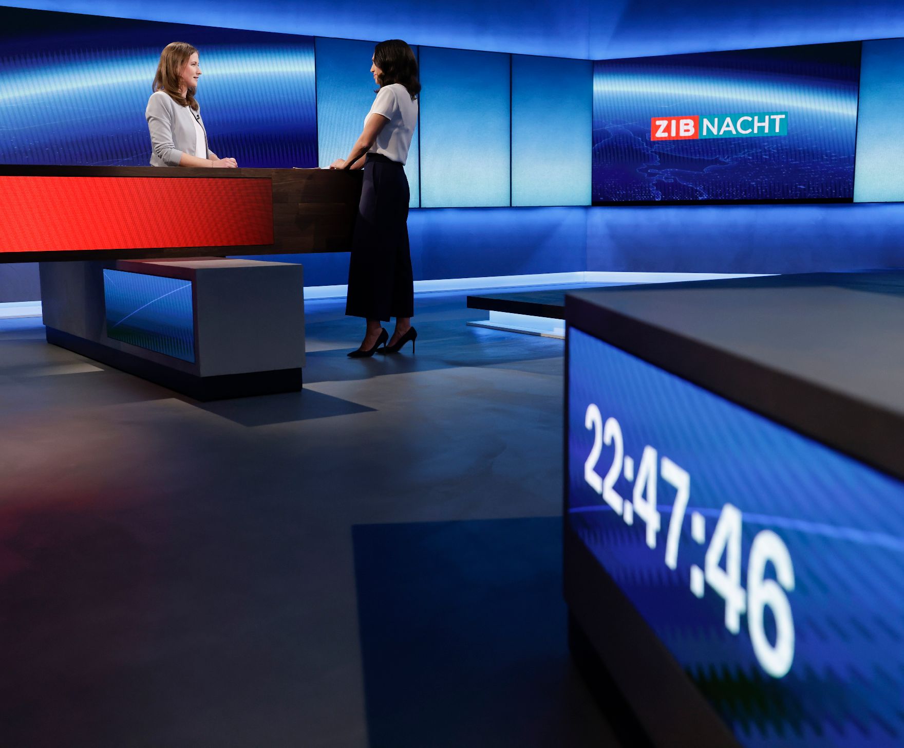 Am 13. Dezember 2021 nahm Staatssekretärin Claudia Plakolm (l.) an der ZIB Nacht im ORF teil.