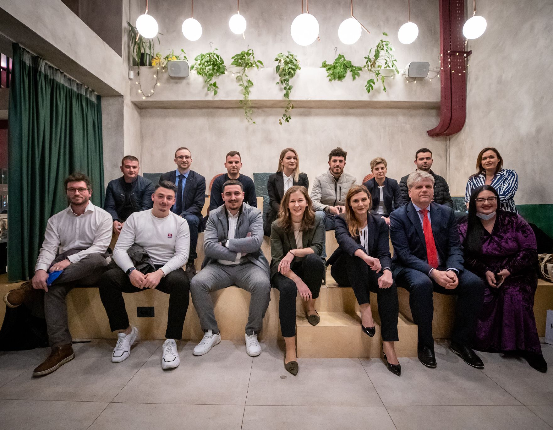 Am 10. Februar 2022 reiste Staatssekretärin Claudia Plakolm (m.) zu einem Arbeitsbesuch nach Tirana. Im Bild beim Treffen mit jungen albanischen Wirtschaftstreibenden.