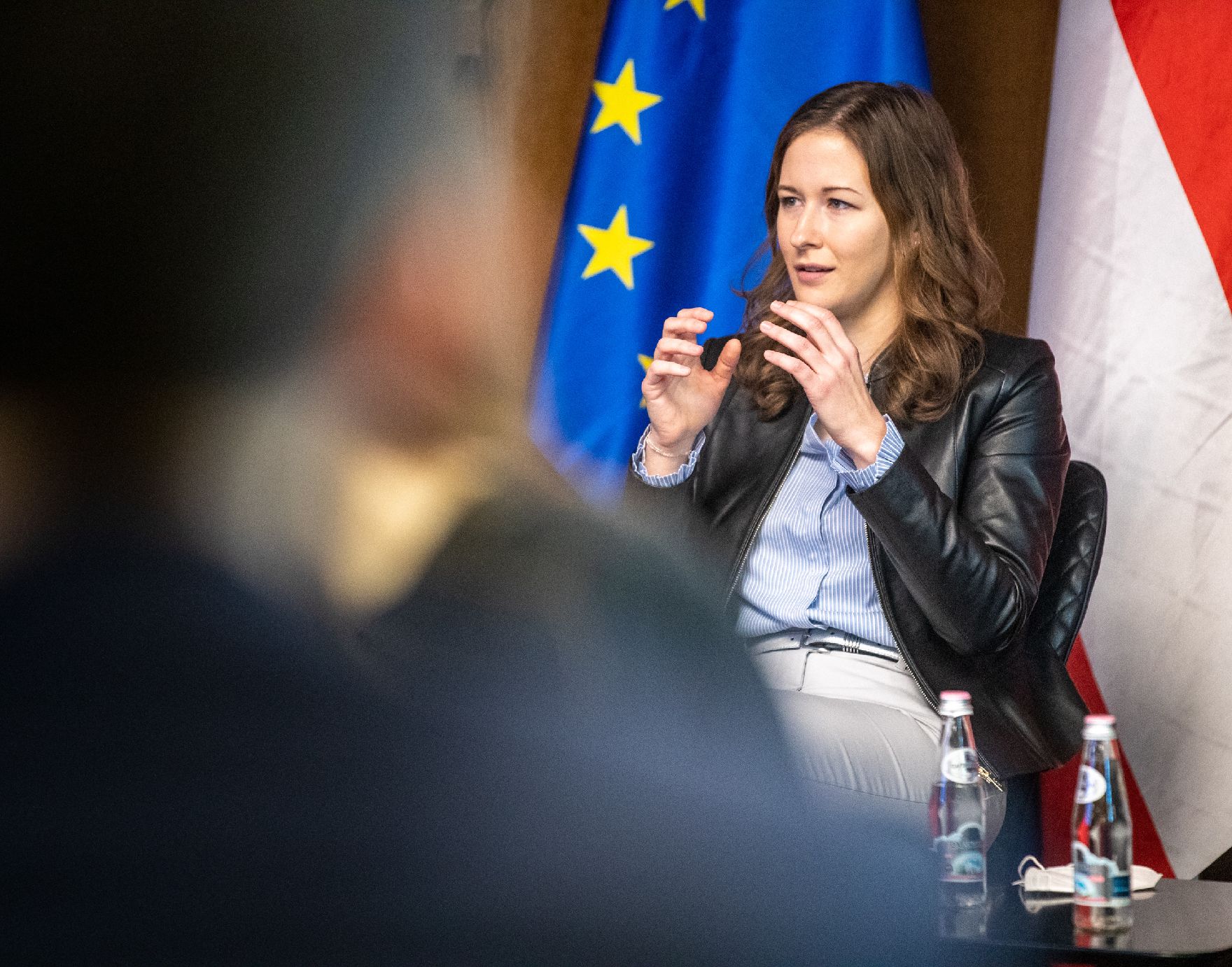 Am 11. Februar 2022 reiste Staatssekretärin Claudia Plakolm (r.) zu einem Arbeitsbesuch nach Tirana. Im Bild bei einer Gesprächsrunde mit „Young European“.