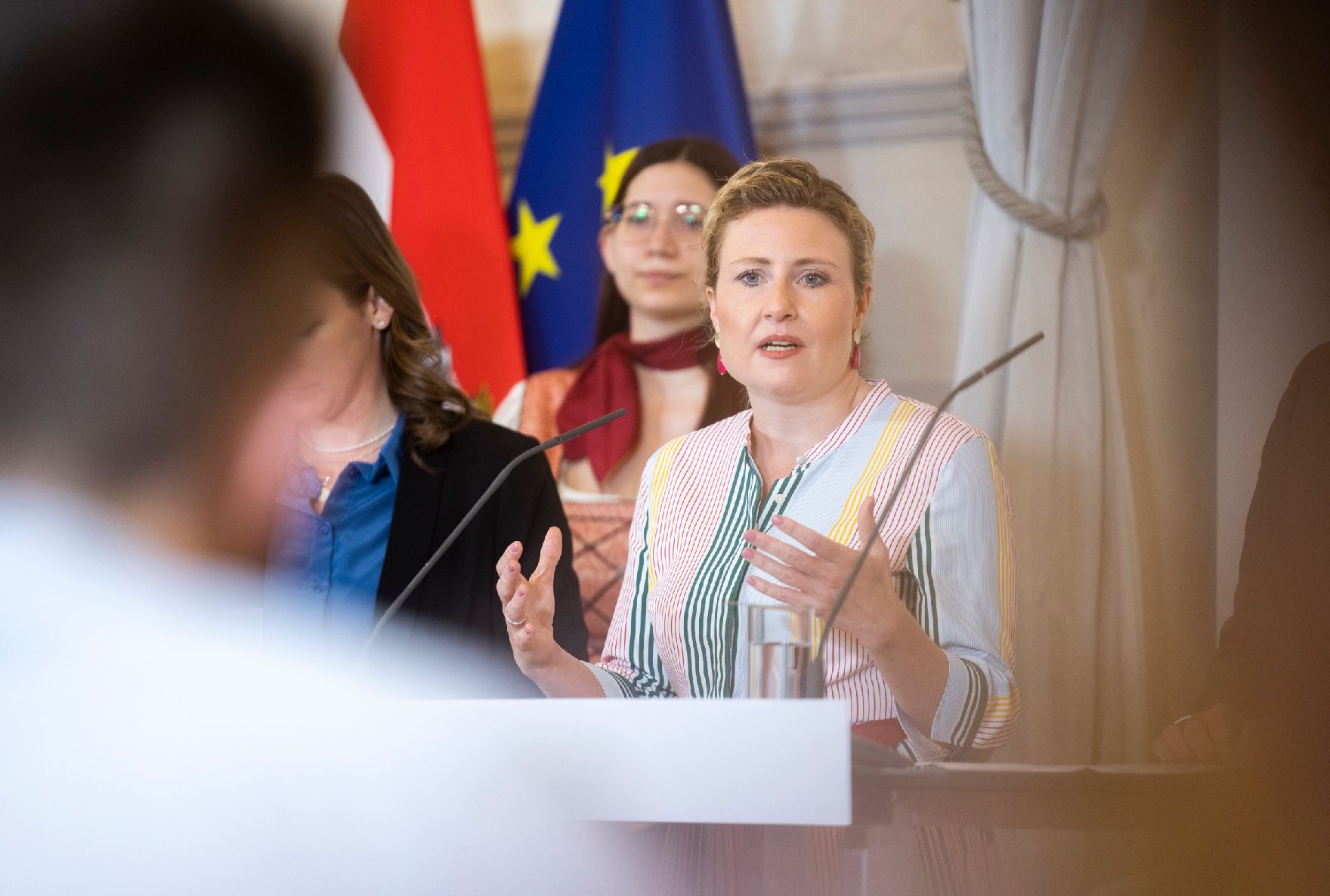 Am 12. Mai 2022 fand eine Pressekonferenz mit Bundesministerin Susanne Raab (im Bild), Bundesminister Martin Polaschek und Staatssekretärin Claudia Plakolm zum Buddy-Programm für ukrainische junge Vertriebene statt.